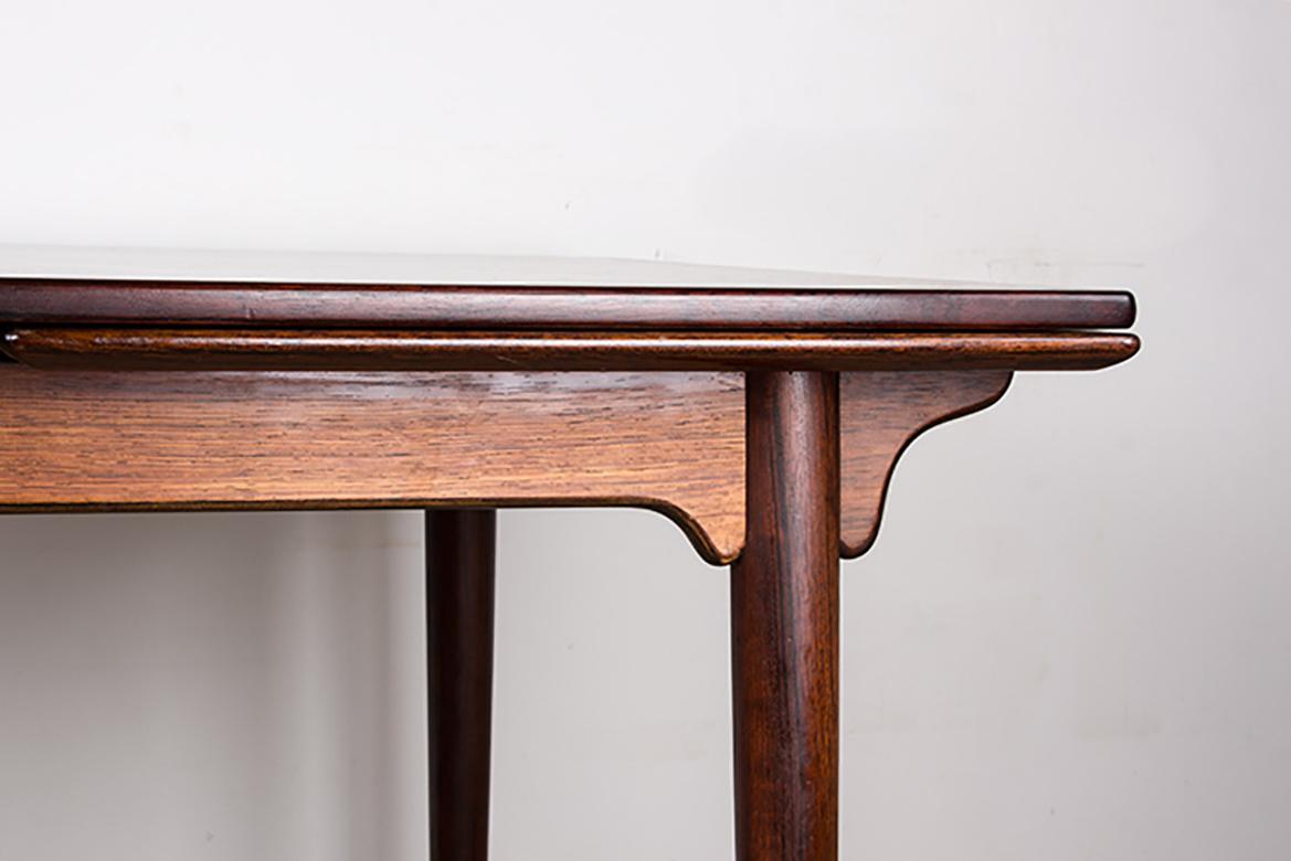 Magnífica mesa de comedor escandinava. Una gran encimera con extensiones a la italiana que se deslizan bajo cada lado. Cuando está abierta, la mesa tiene capacidad para 10/12 personas. Un diseño sencillo y elegante, un grano soberbio y una artesanía