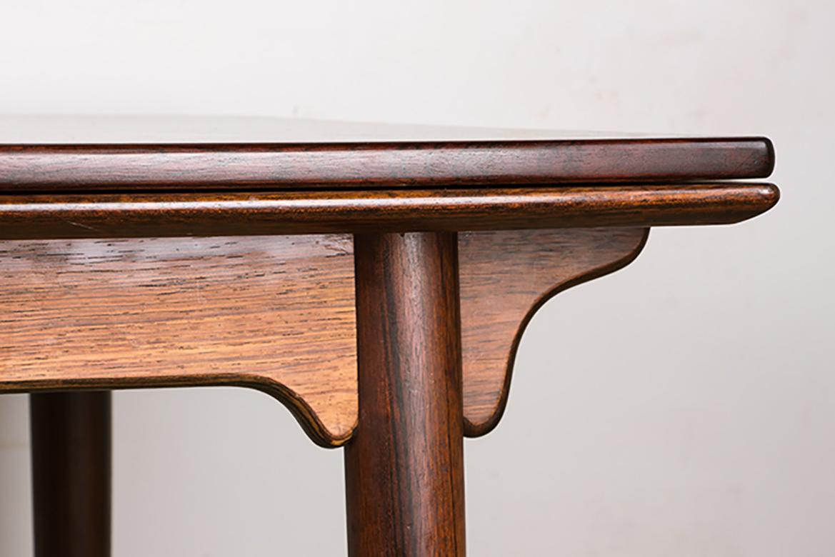 Gran mesa de comedor extensible danesa de palisandro, modelo 54 de Gunni Omann 1960. Escandinavo moderno en venta