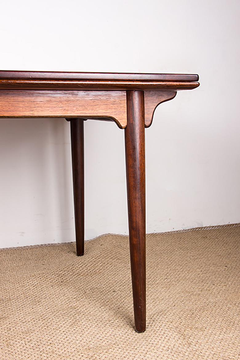 Gran mesa de comedor extensible danesa de palisandro, modelo 54 de Gunni Omann 1960. Danés en venta