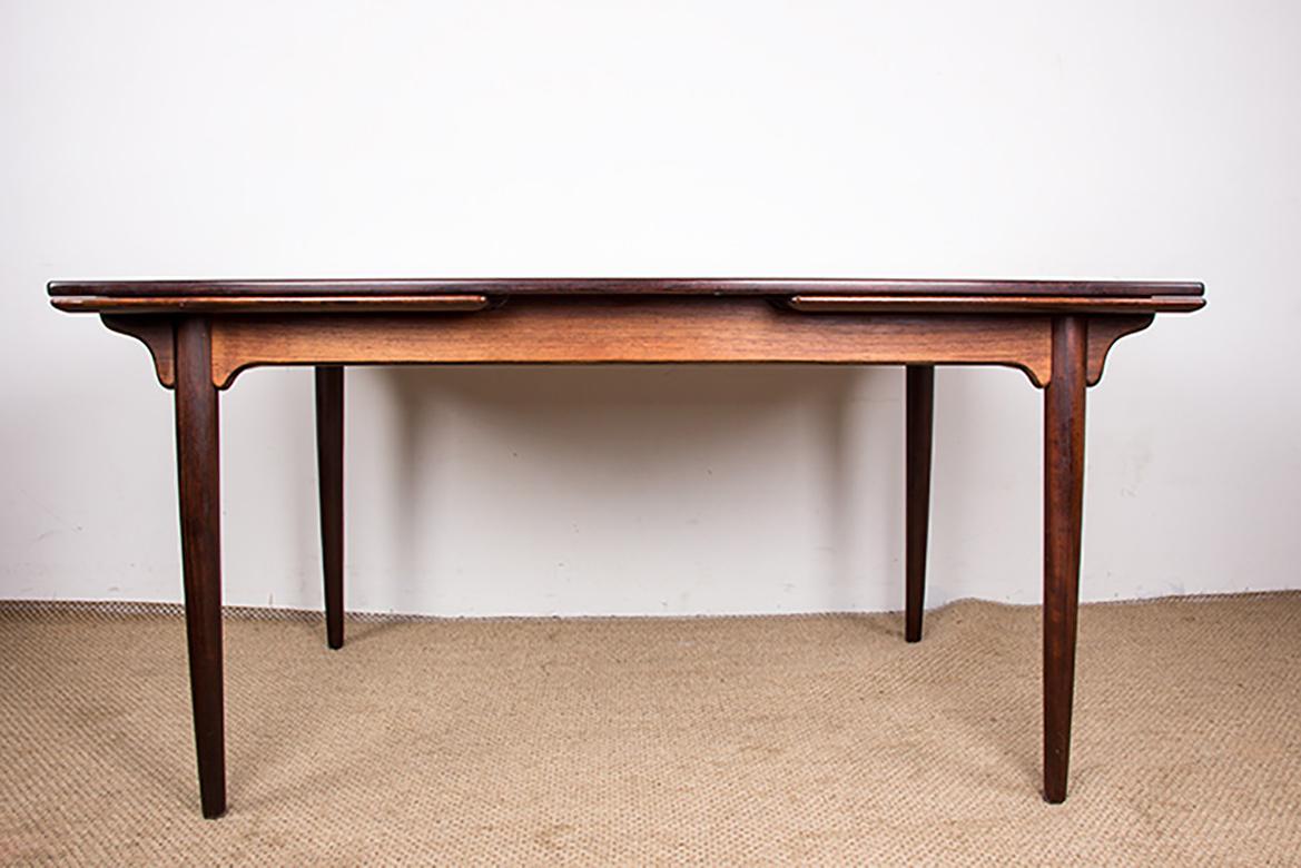 Gran mesa de comedor extensible danesa de palisandro, modelo 54 de Gunni Omann 1960. en Excelente estado para la venta en JOINVILLE-LE-PONT, FR