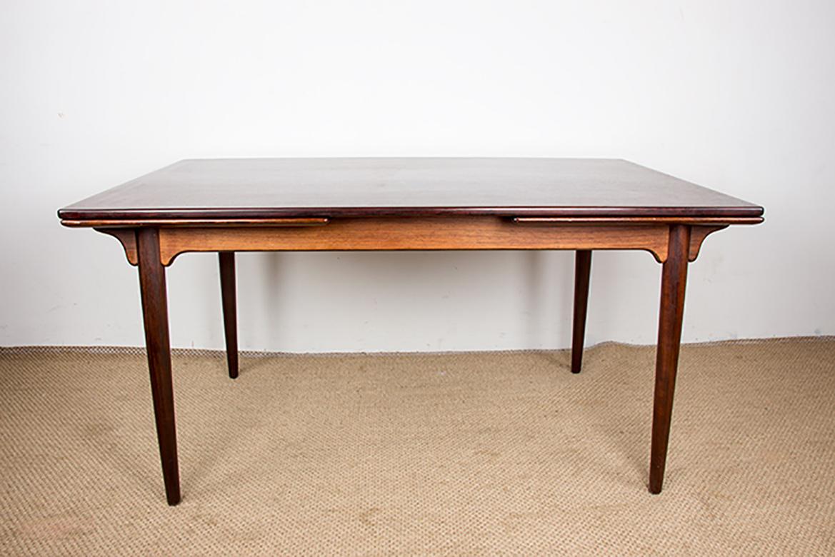 Gran mesa de comedor extensible danesa de palisandro, modelo 54 de Gunni Omann 1960. mediados del siglo XX en venta