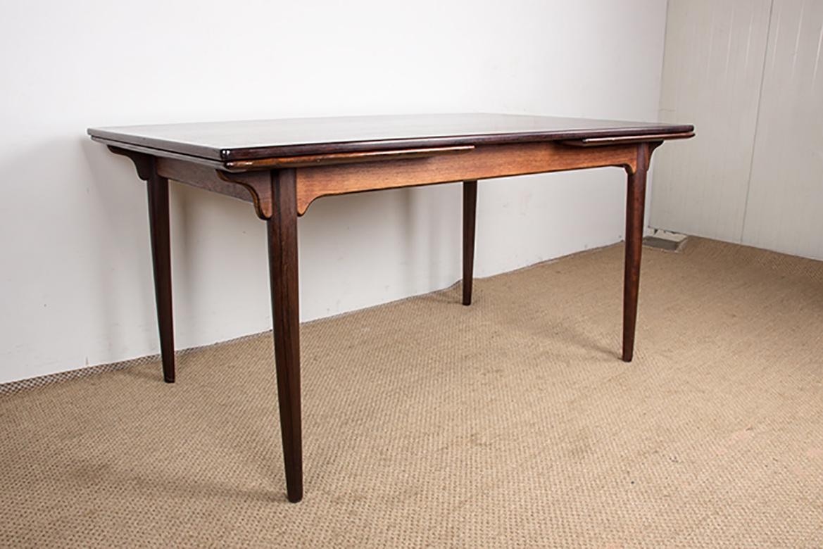 Gran mesa de comedor extensible danesa de palisandro, modelo 54 de Gunni Omann 1960. Palo de rosa en venta