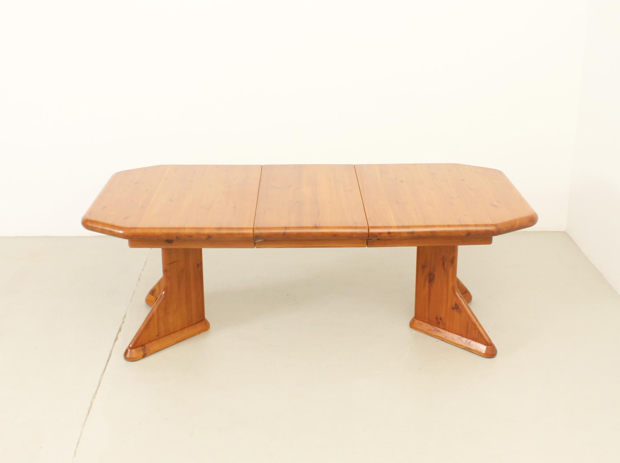 Large Danish Extendable Dining Table in Solid Pine Wood For Sale 5