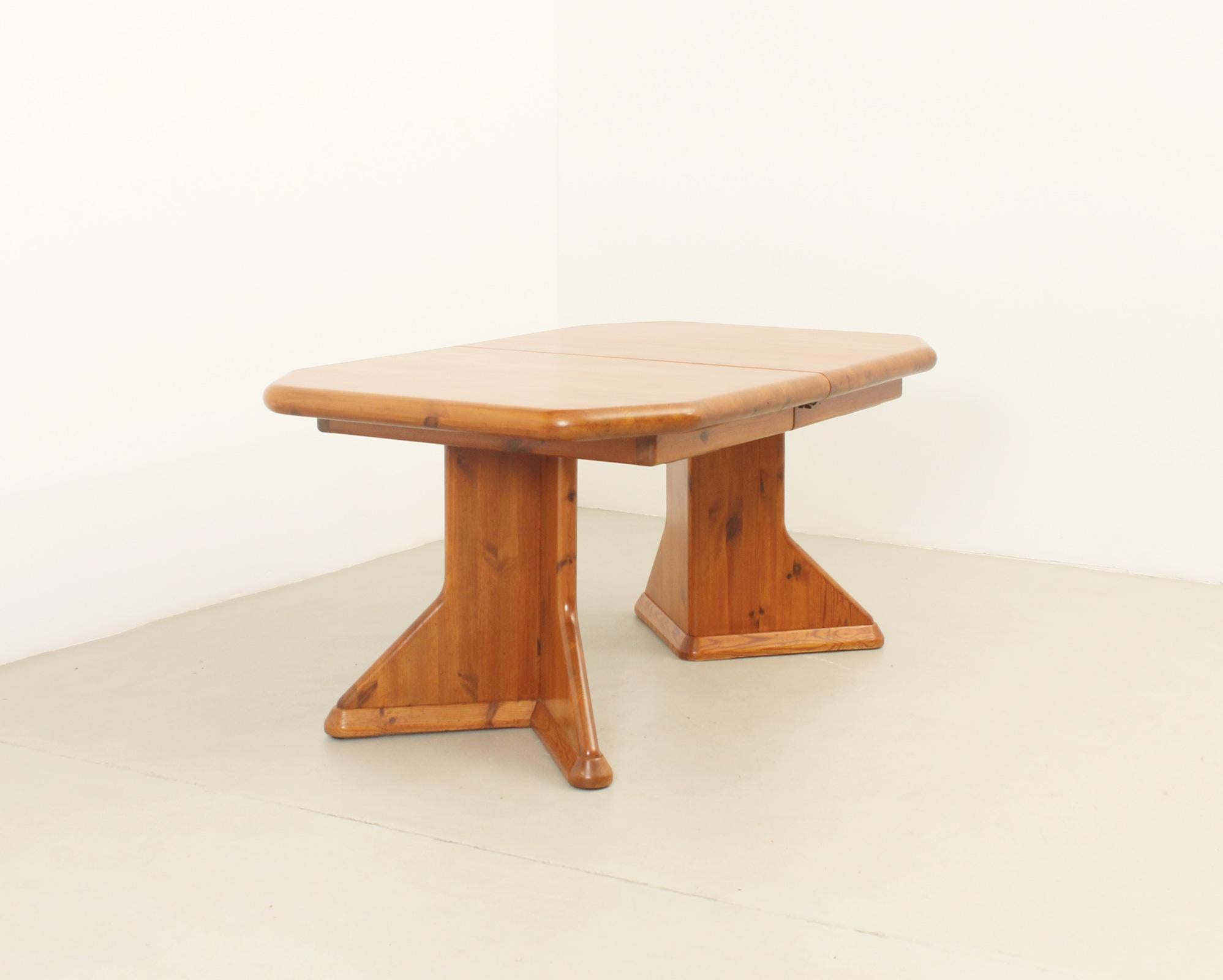 Large Danish Extendable Dining Table in Solid Pine Wood For Sale 6