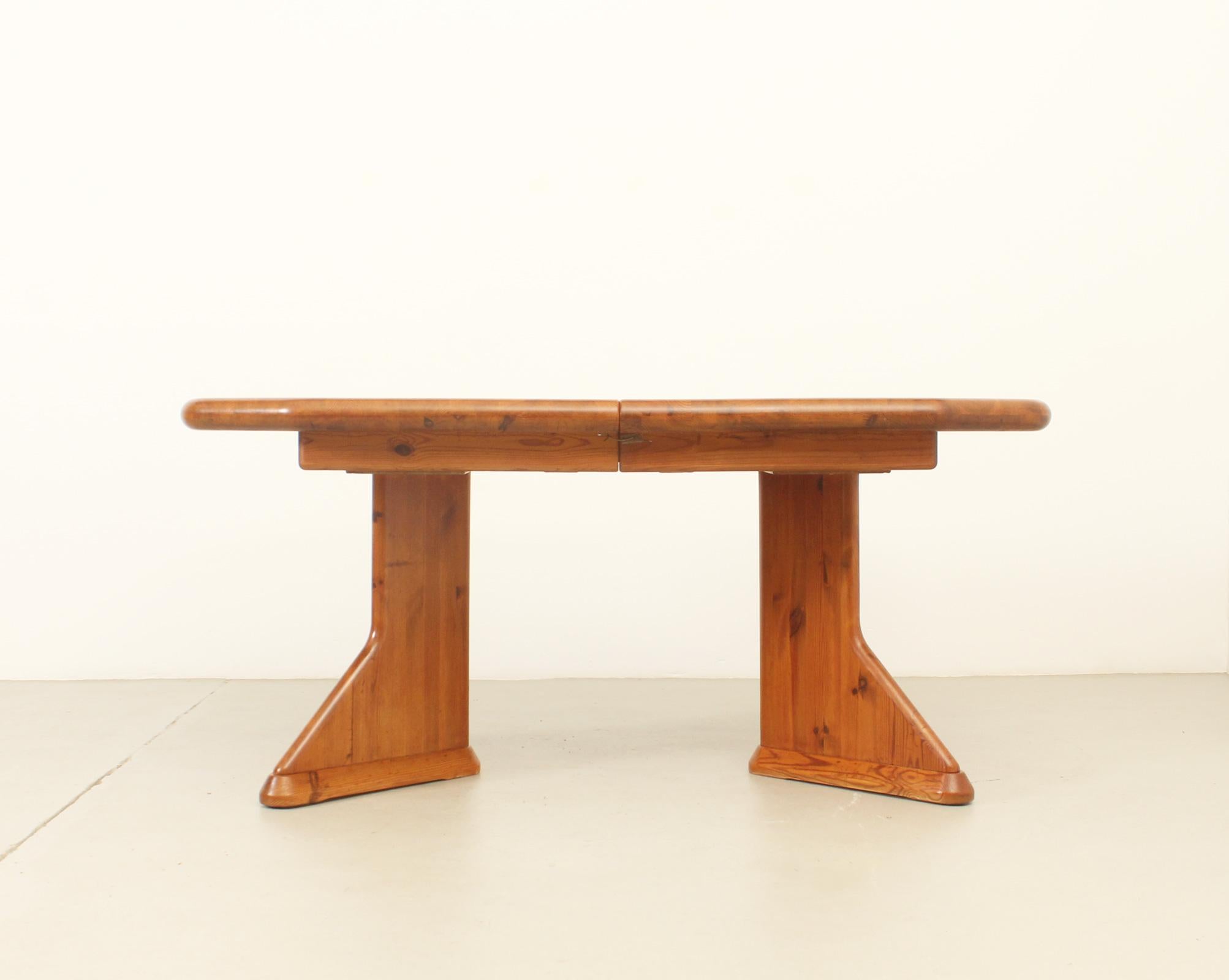 Large Danish Extendable Dining Table in Solid Pine Wood For Sale 7