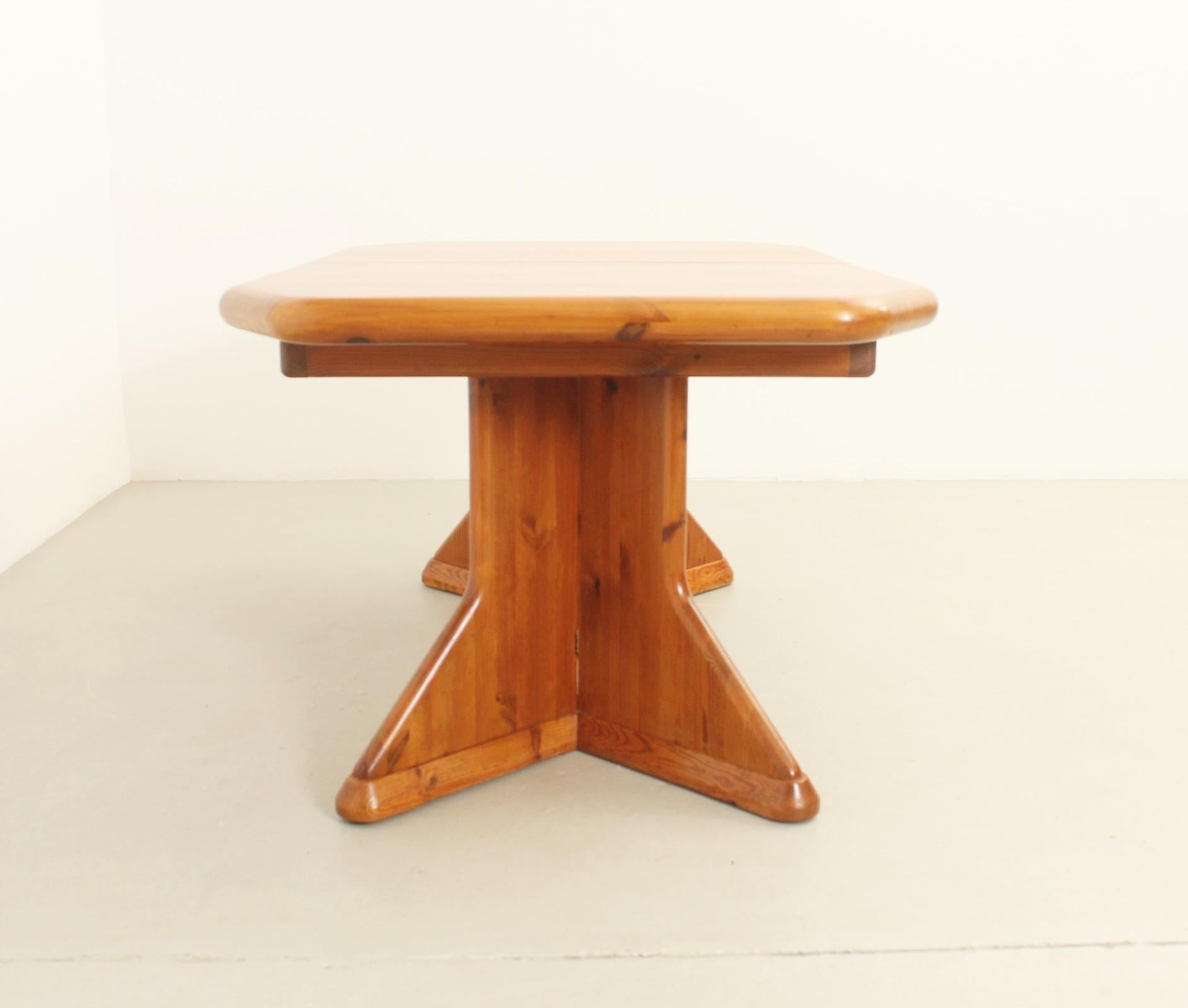 Large Danish Extendable Dining Table in Solid Pine Wood For Sale 8