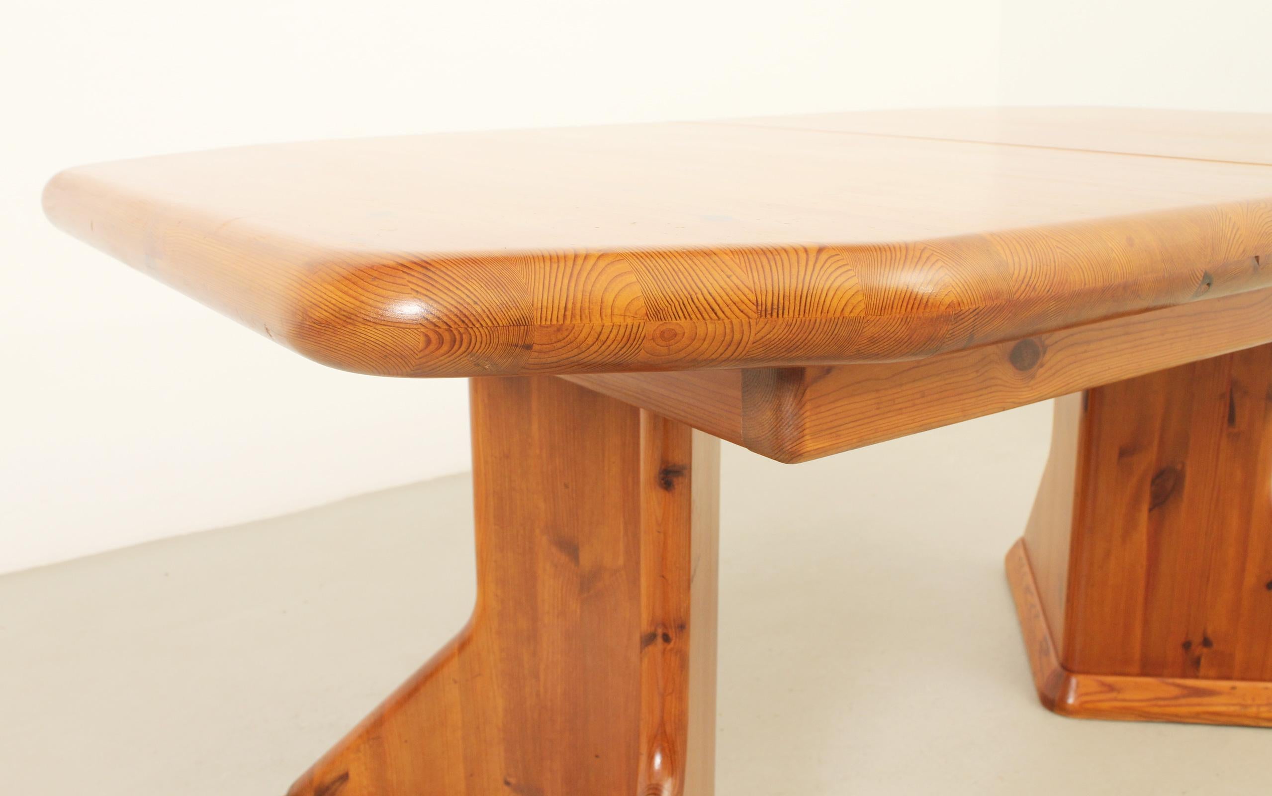 Large Danish Extendable Dining Table in Solid Pine Wood For Sale 9
