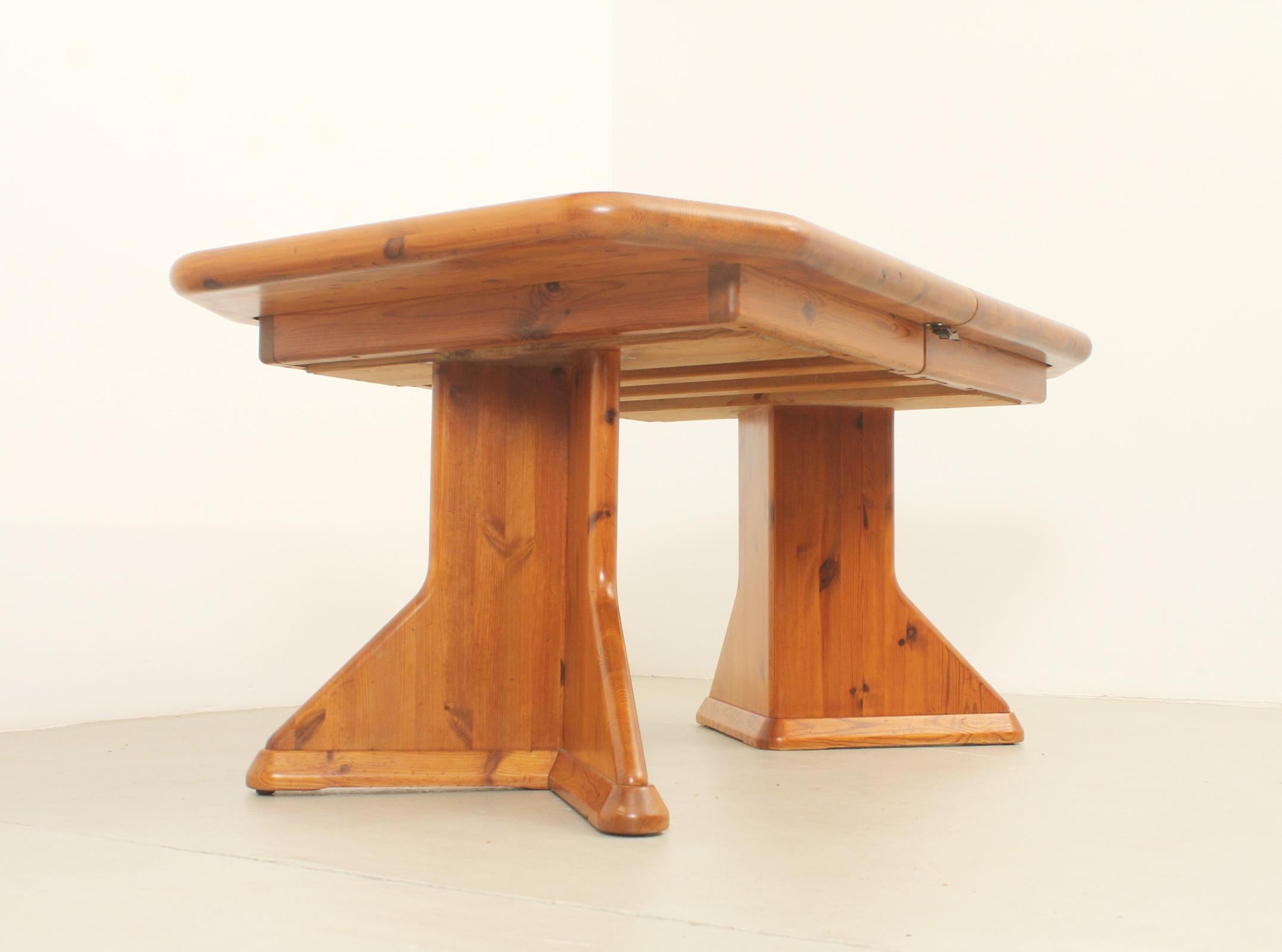 Large Danish Extendable Dining Table in Solid Pine Wood For Sale 10