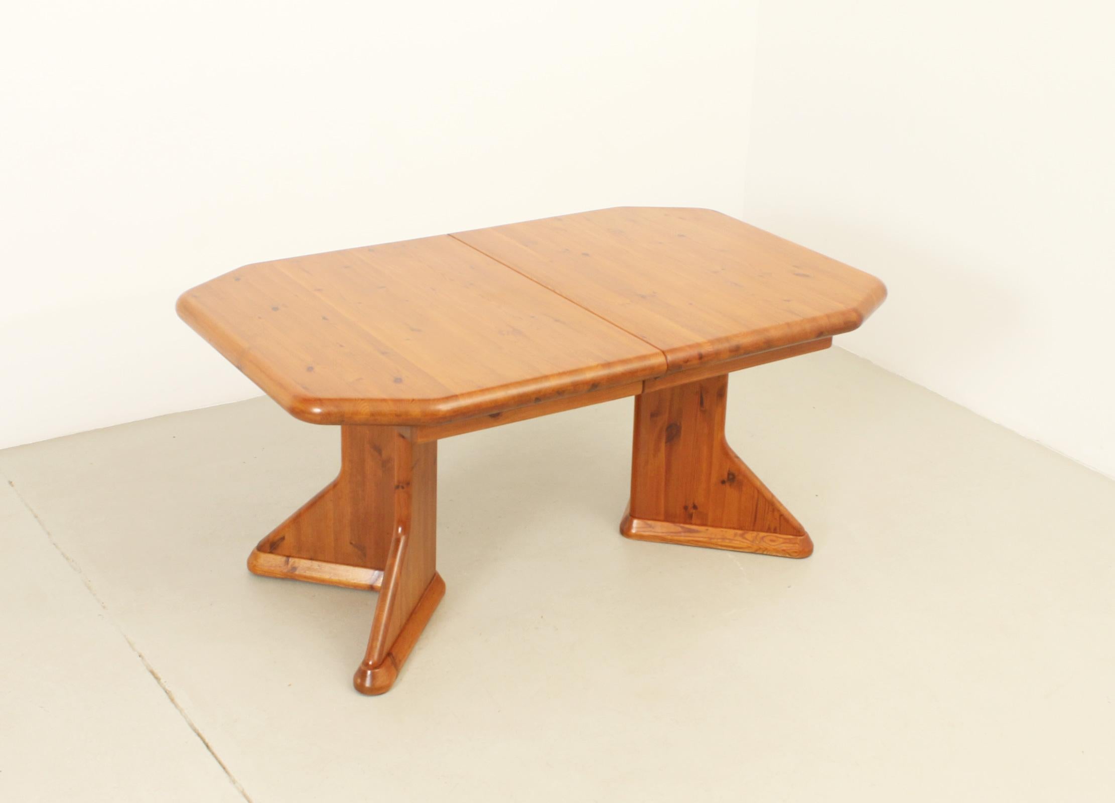 Large Danish Extendable Dining Table in Solid Pine Wood For Sale 11