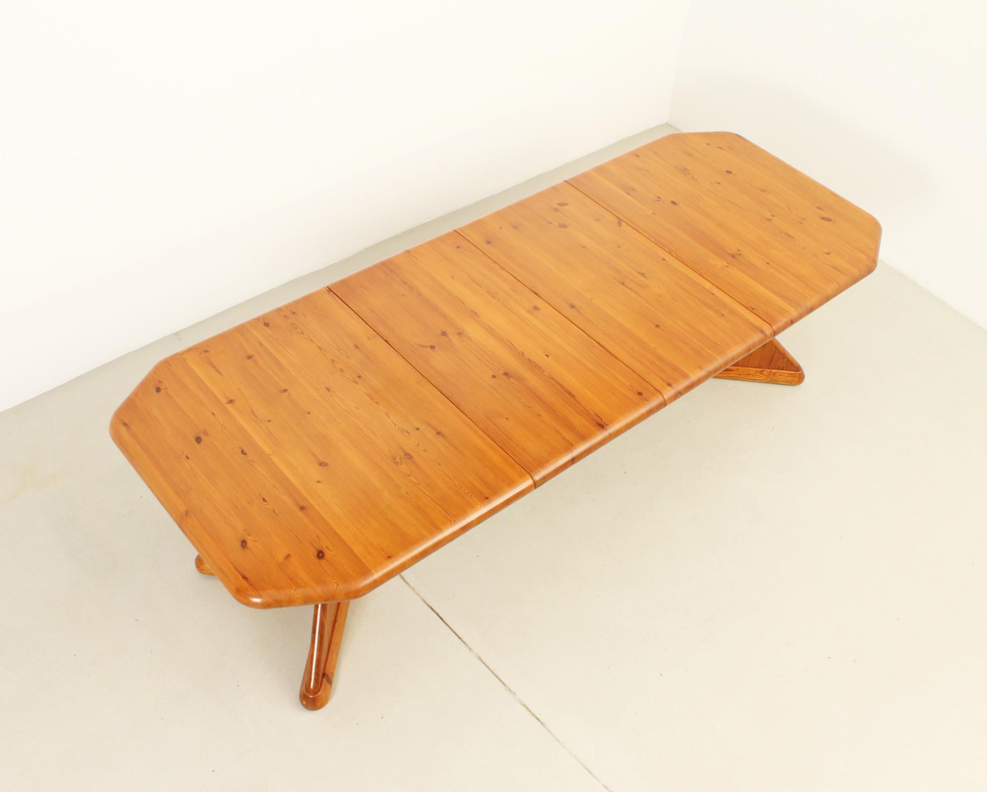 Large Danish Extendable Dining Table in Solid Pine Wood For Sale 12