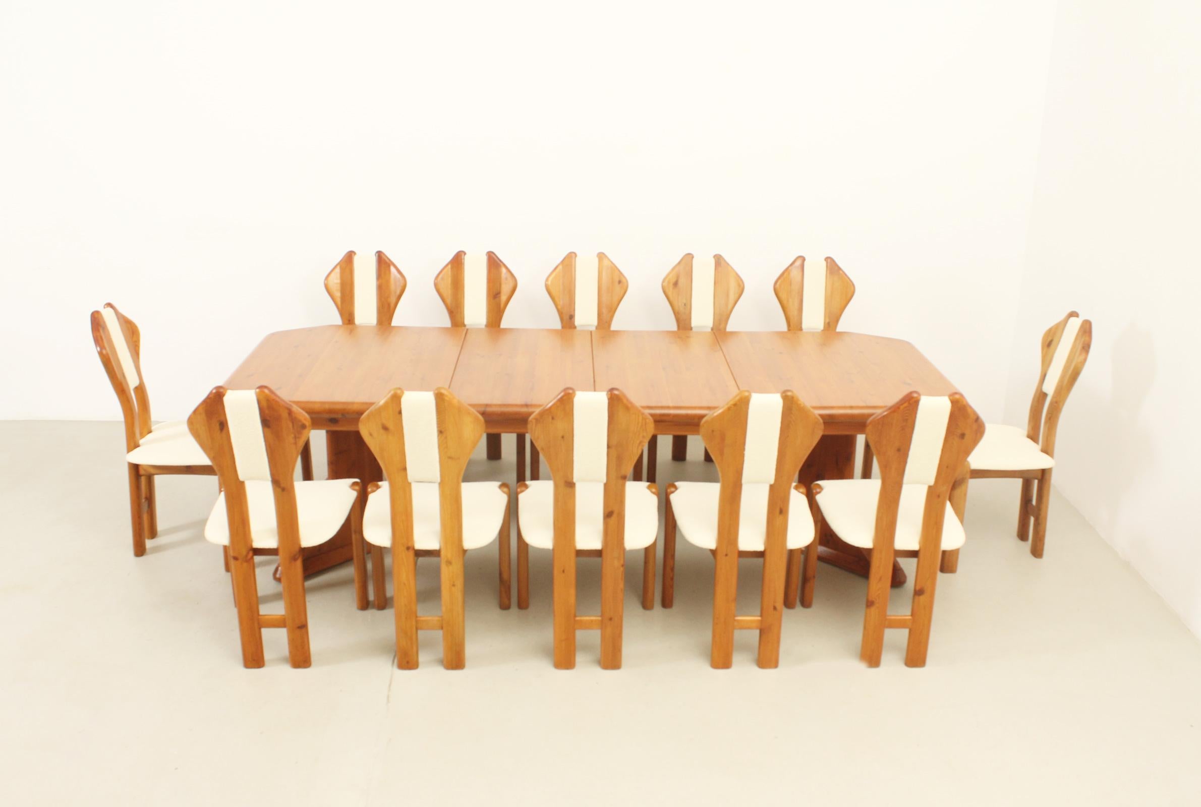 Large Danish Extendable Dining Table in Solid Pine Wood For Sale 13