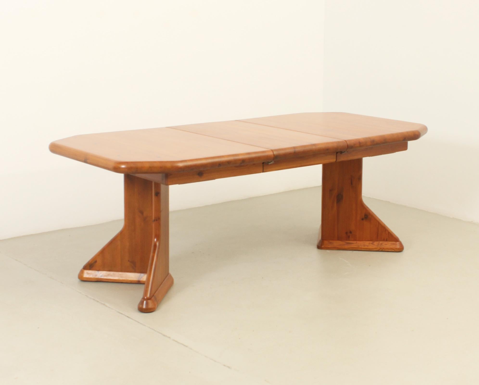 Mid-Century Modern Large Danish Extendable Dining Table in Solid Pine Wood For Sale