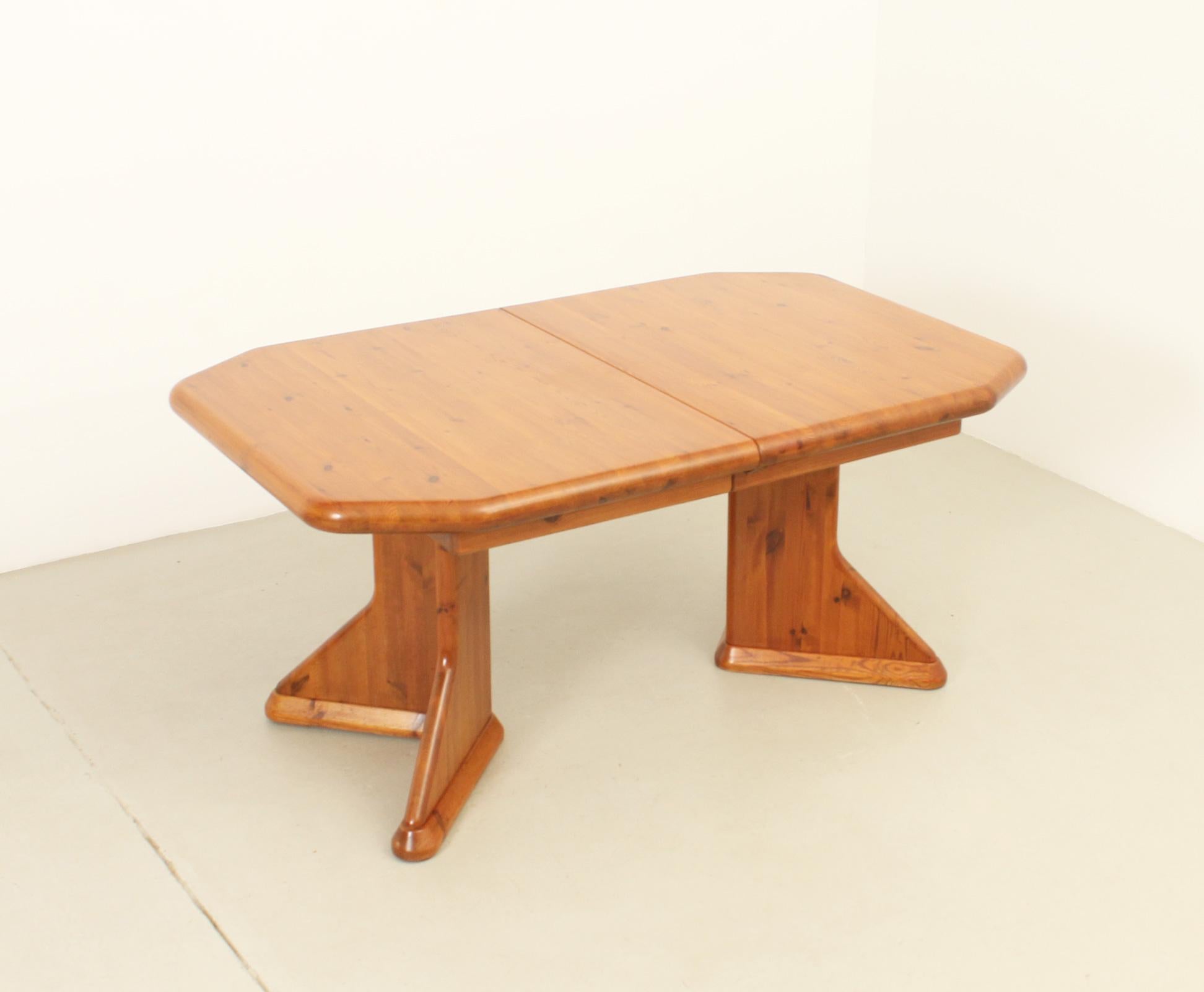 Large Danish Extendable Dining Table in Solid Pine Wood In Good Condition For Sale In Barcelona, ES