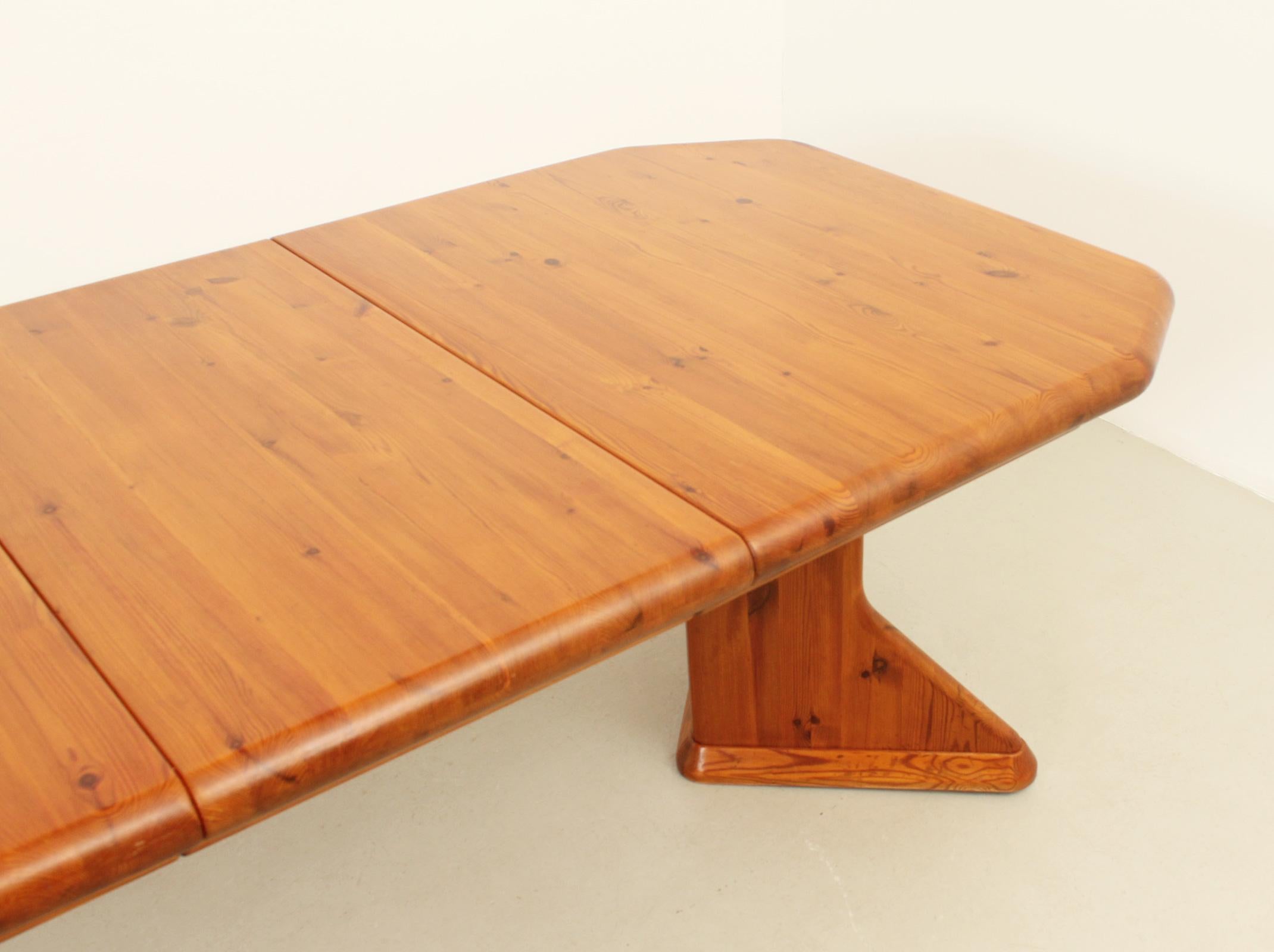 Large Danish Extendable Dining Table in Solid Pine Wood For Sale 1