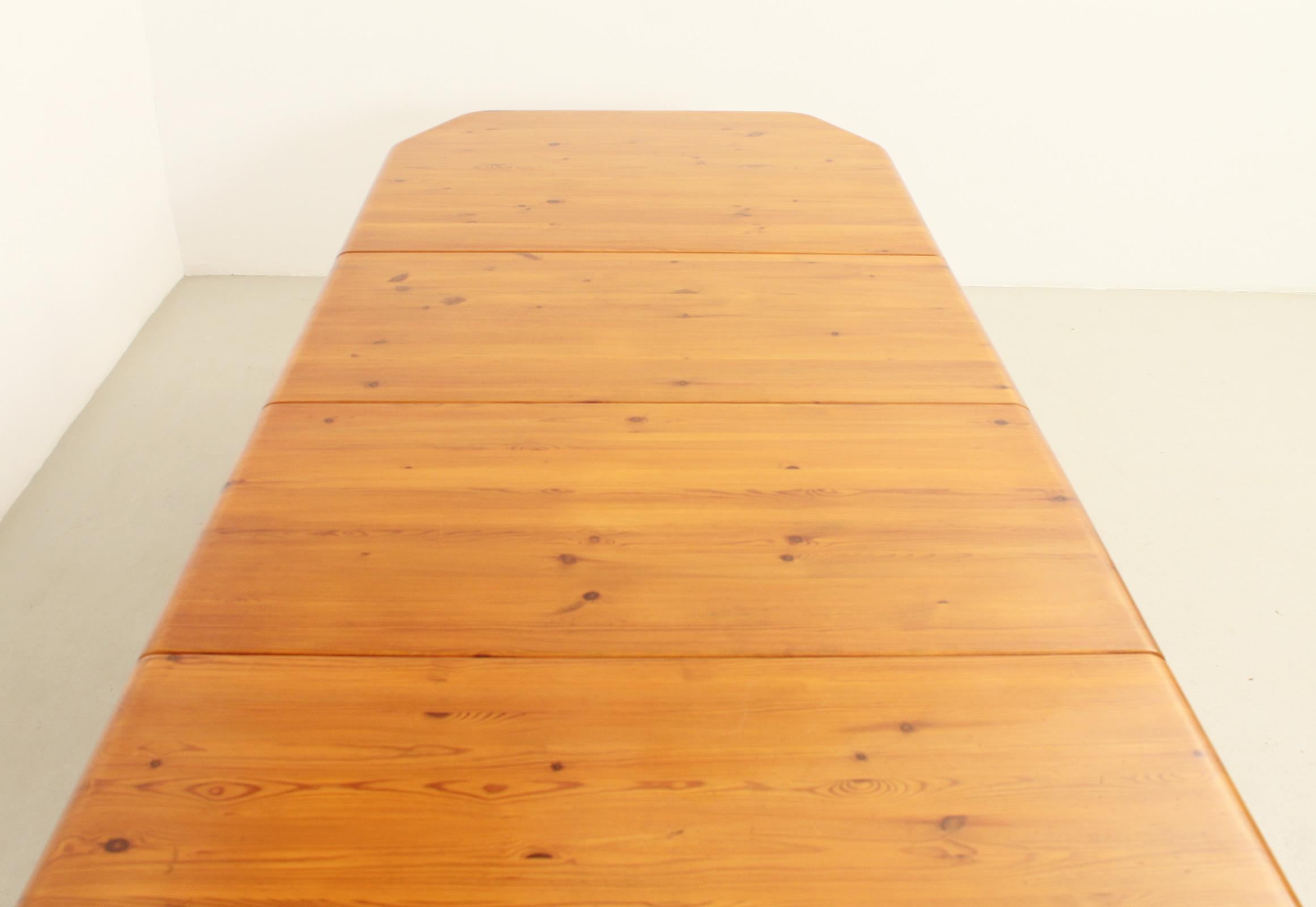 Large Danish Extendable Dining Table in Solid Pine Wood For Sale 2