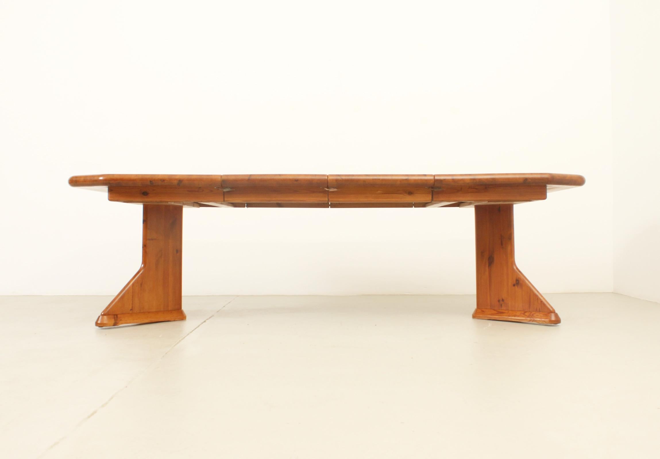 Large Danish Extendable Dining Table in Solid Pine Wood For Sale 3