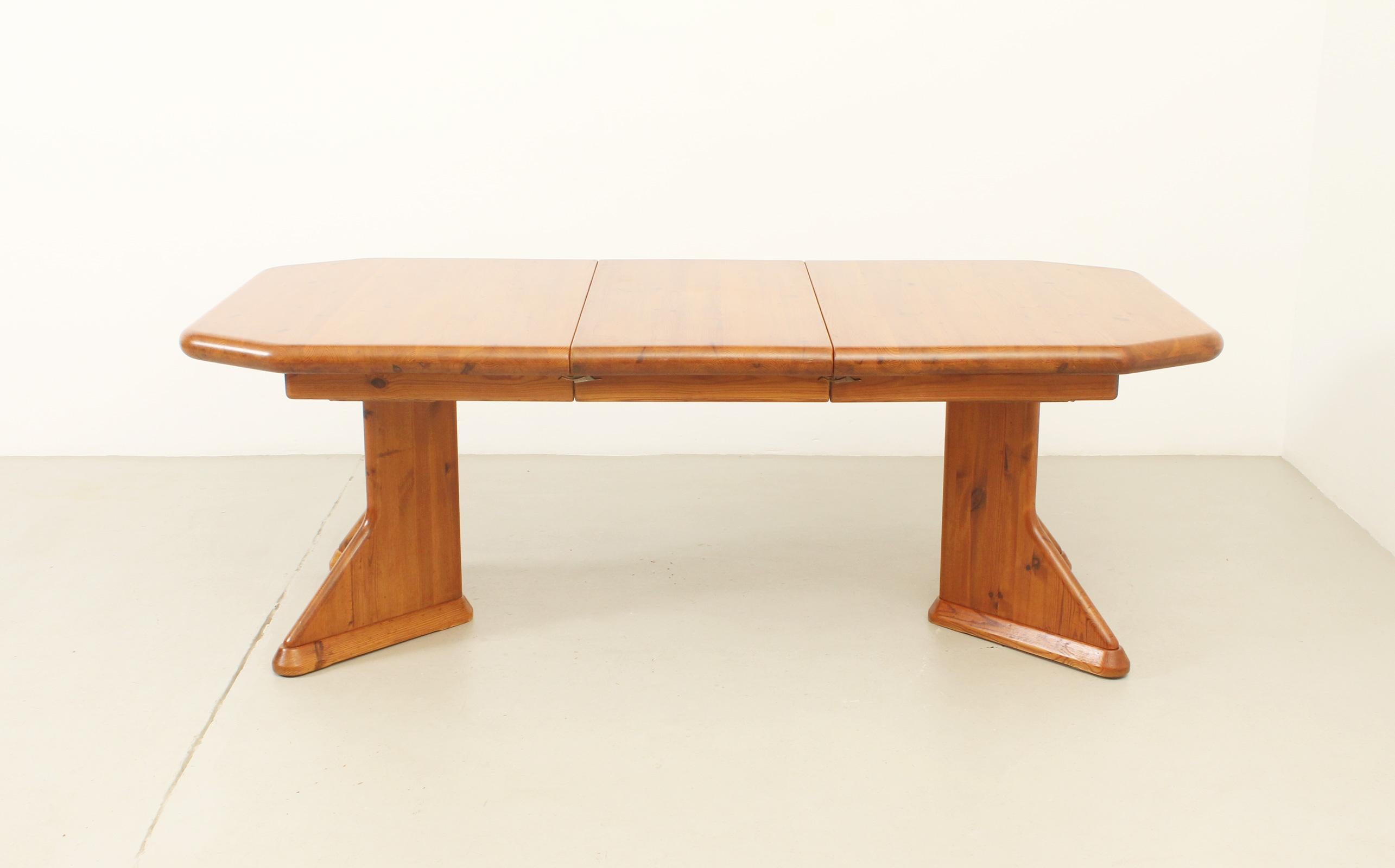 Large Danish Extendable Dining Table in Solid Pine Wood For Sale 4