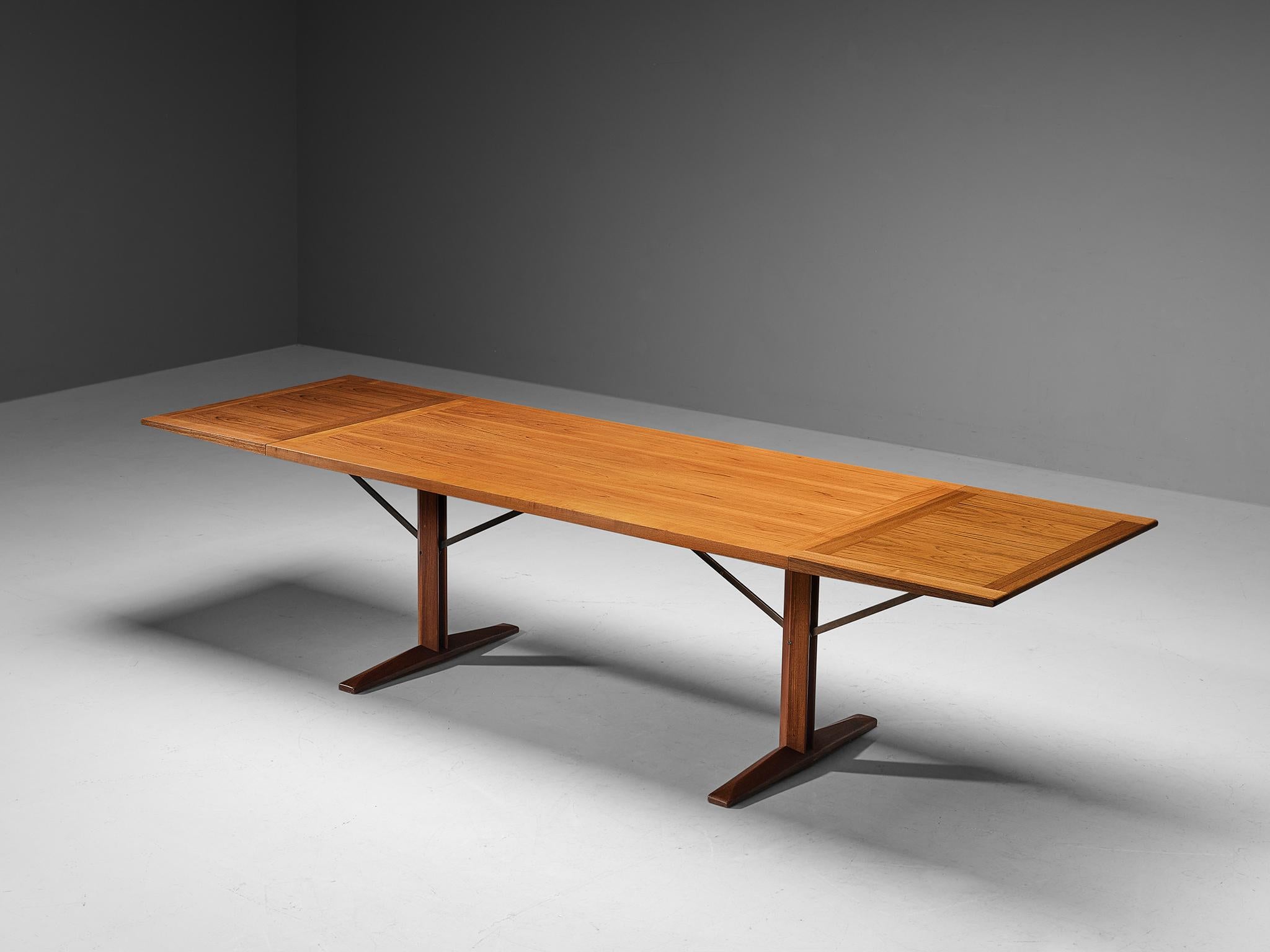 Drop-leaf dining table, teak, brass, Denmark, 1950s 

This extendable dining table of Danish origin is characterized by a strong and solid construction executed in teak. This is realized by the sharp and clear lines which are visible in the corners