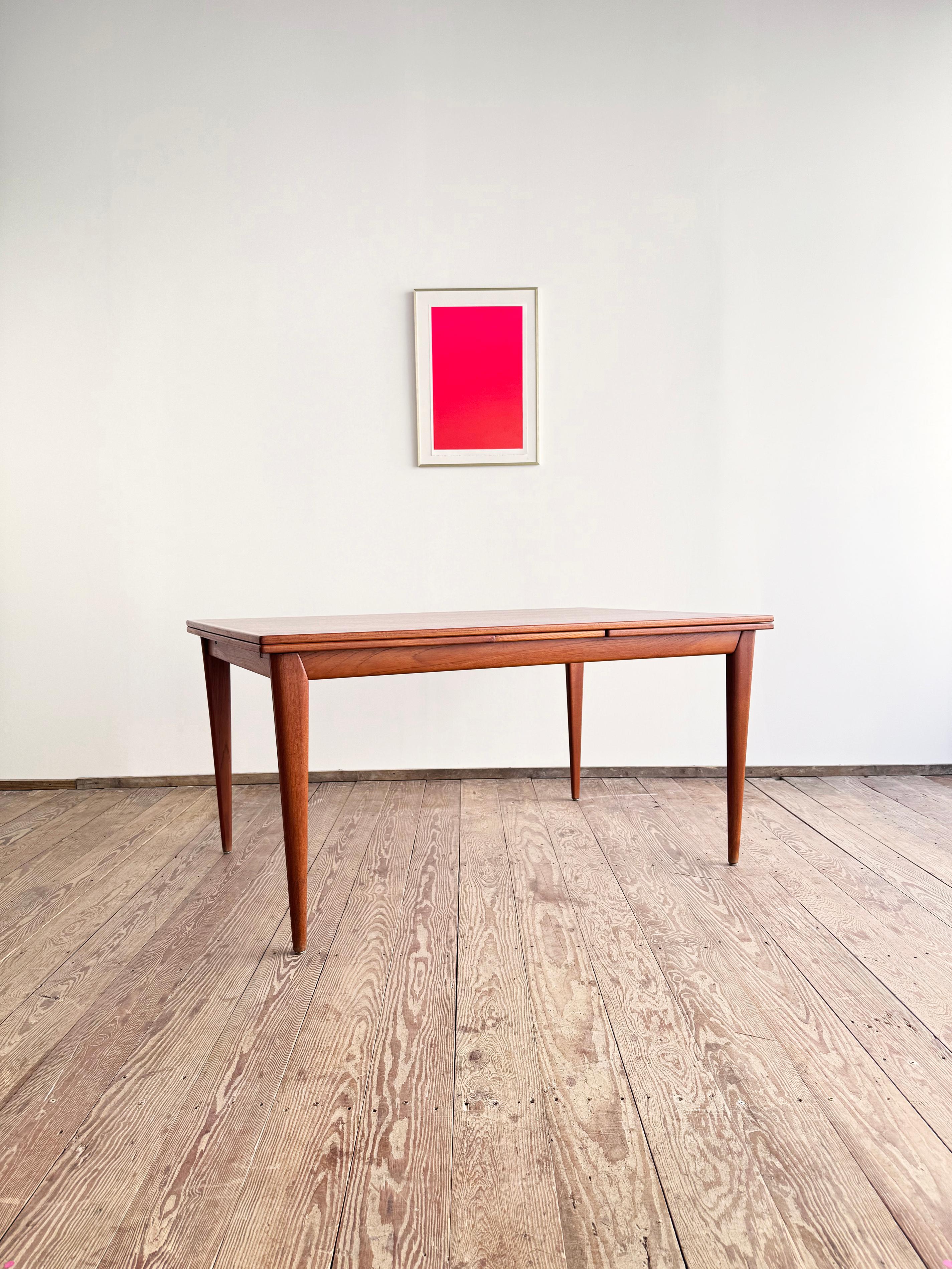 Dimensions 150 / 208 / 266 x 100 x 74 cm (Length / plus extensions x width x height)

Elegant dining table No. 254 designed by Niels O. Møller in the 1950s and manufactured by J.L. Mollers Møbelfabrik in Denmark. This table comes in  teak wood and 