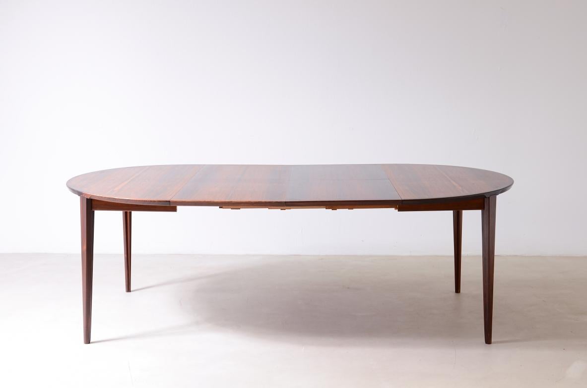 COD-2776
Large extendable table with four legs and two extensions and beautiful quality details.

Denmark 1960ca.
120x120/170/220 3 position -h70