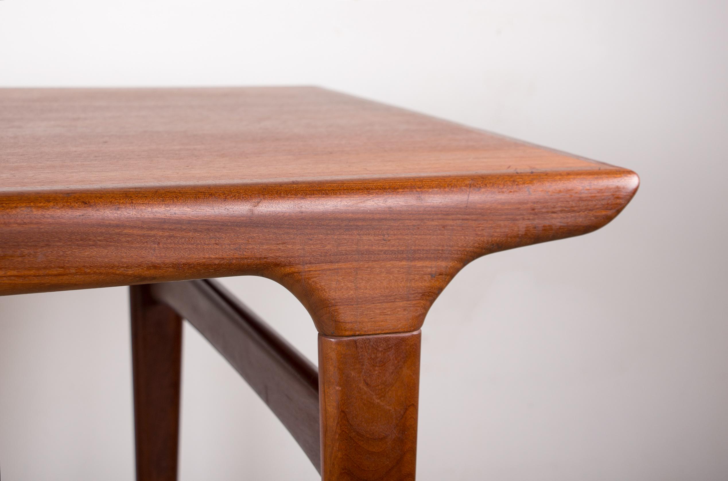 Skandinavischer Esszimmertisch, mit einer großen Verlängerung (72 cm) an einer Seite, die elegant unter den Tisch passt. Ein ausgeklügeltes Gegengewichtssystem unter dem Tisch ermöglicht es Ihnen, die Vorteile der Verlängerung ohne zusätzliche Beine