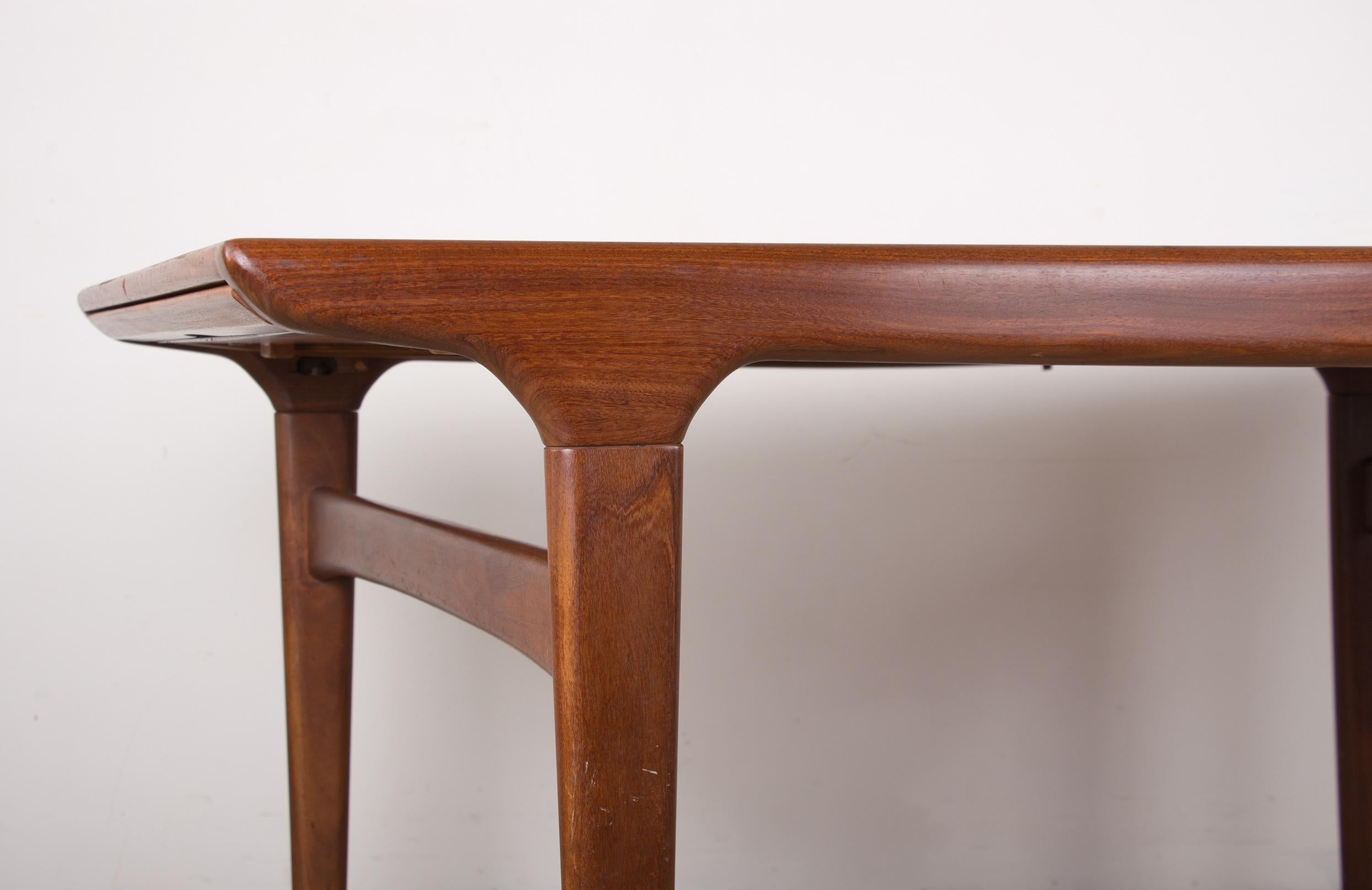 Large Danish Extendable Teak Dining Table 1960, Johannes Andersen-Uldum Mobel. For Sale 4