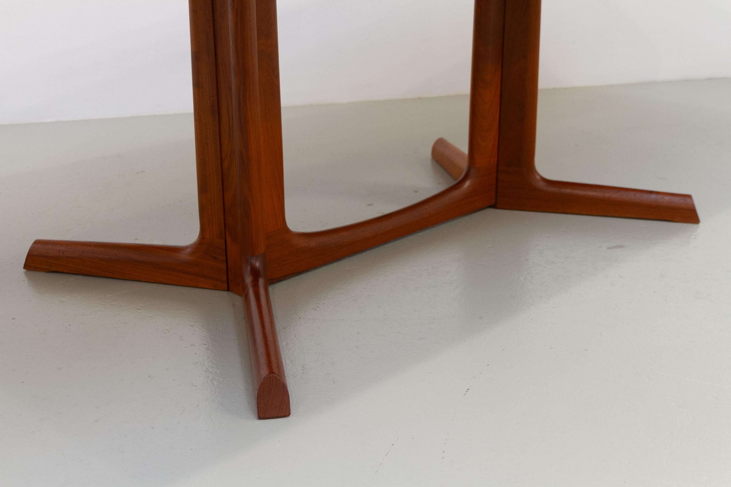 Large Danish Extendable Teak Dining Table by Gudme Møbelfabrik, 1960s. For Sale 8