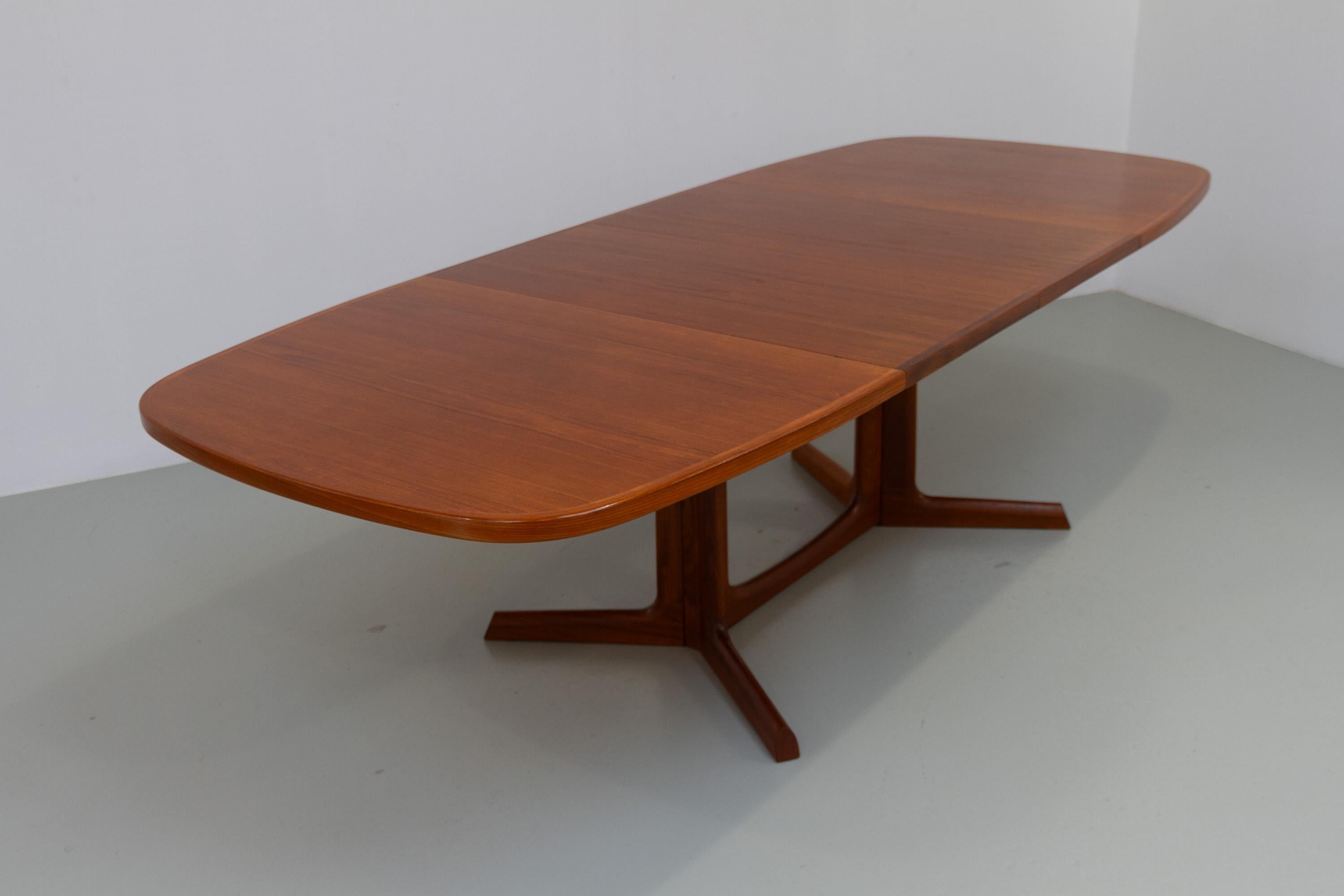 Large Danish Extendable Teak Dining Table by Gudme Møbelfabrik, 1960s.

Wonderful oval Scandinavian Mid-Century Modern dining room table with sculptural base. Manufactured and stamped by Gudme Møbelfabrik, Denmark in the late 1960s.
This table comes