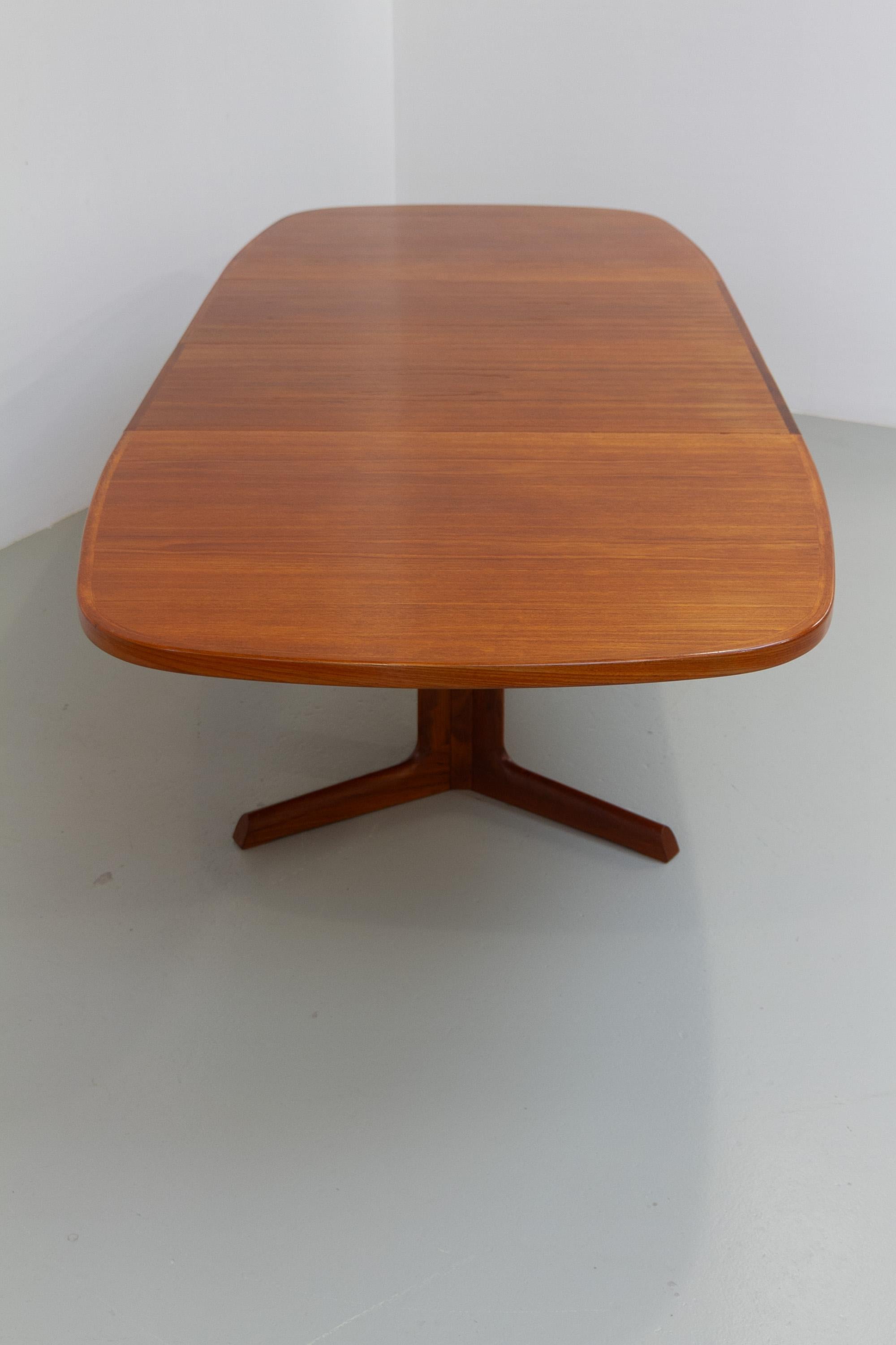 Large Danish Extendable Teak Dining Table by Gudme Møbelfabrik, 1960s. In Good Condition For Sale In Asaa, DK