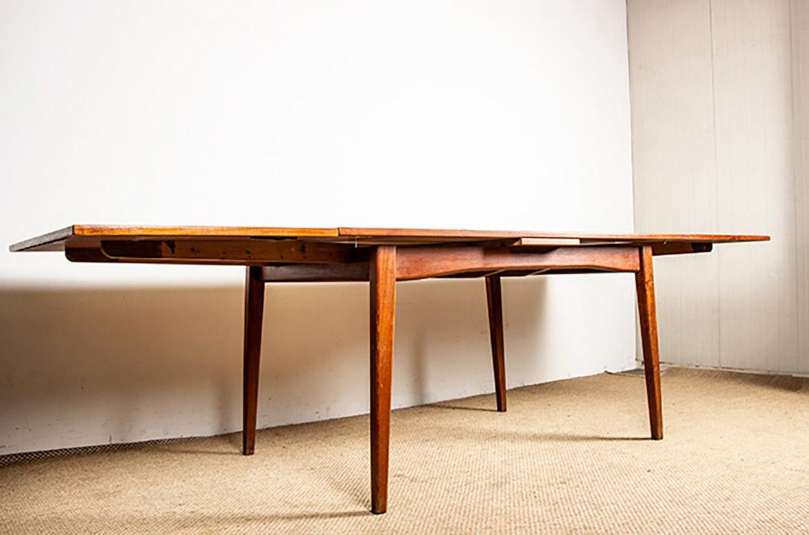 Large Danish extendable teak dining table model 145 by Willy Sigh for Sigh&Son. For Sale 6