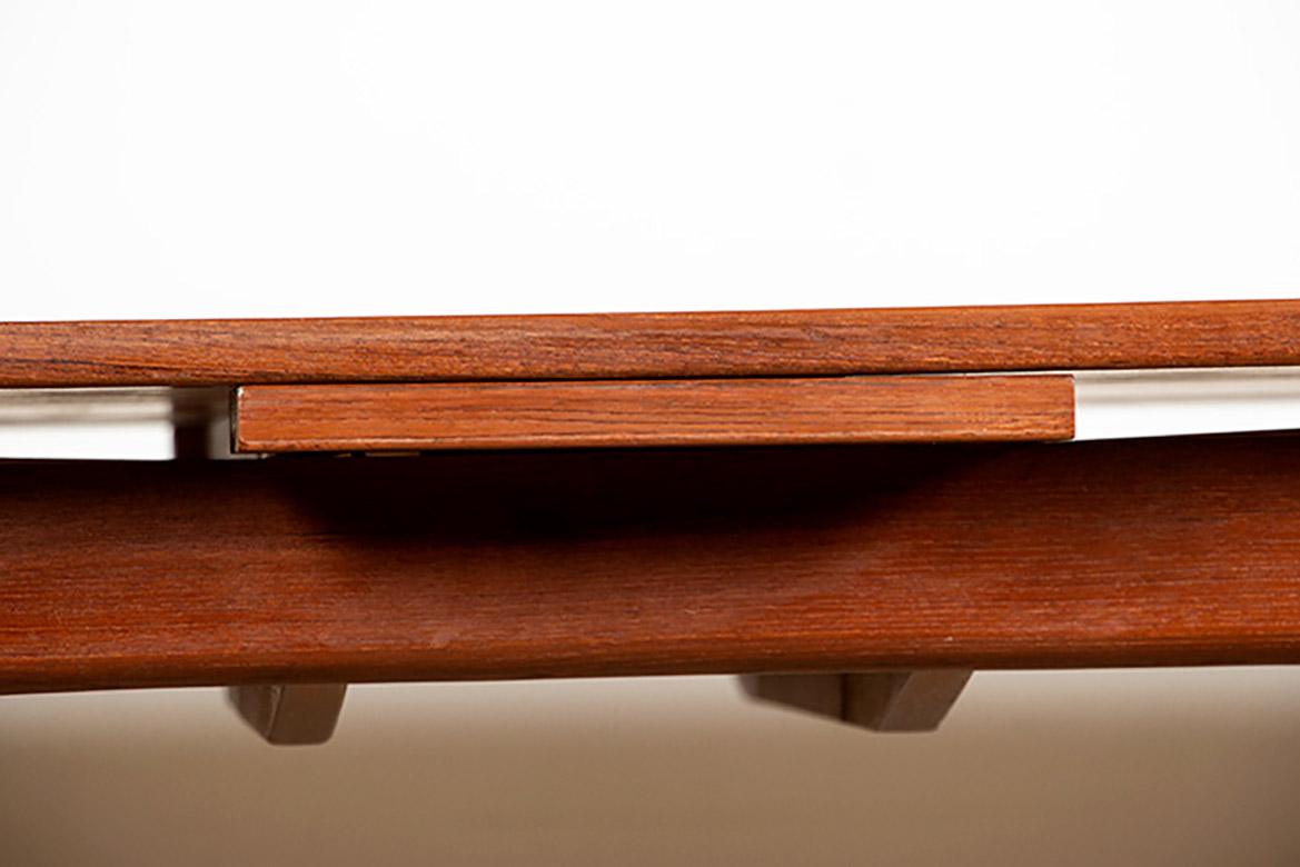 Large Danish extendable teak dining table model 145 by Willy Sigh for Sigh&Son. For Sale 9