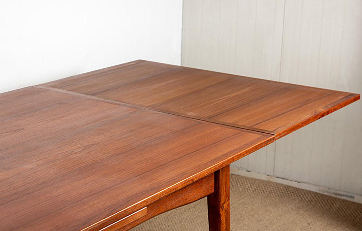 Large Danish extendable teak dining table model 145 by Willy Sigh for Sigh&Son. For Sale 11