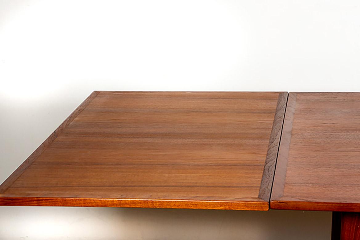 Large Danish extendable teak dining table model 145 by Willy Sigh for Sigh&Son. For Sale 12