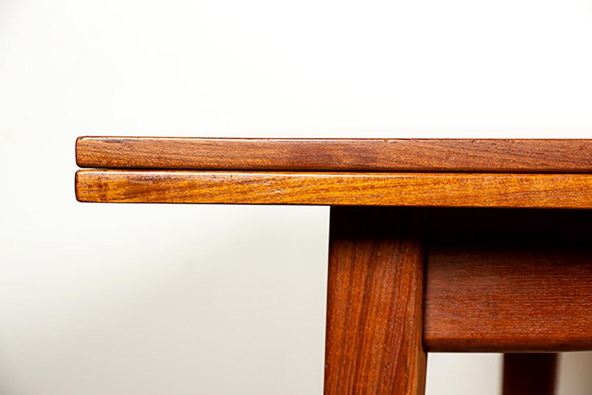 Large Danish extendable teak dining table model 145 by Willy Sigh for Sigh&Son. In Excellent Condition For Sale In JOINVILLE-LE-PONT, FR