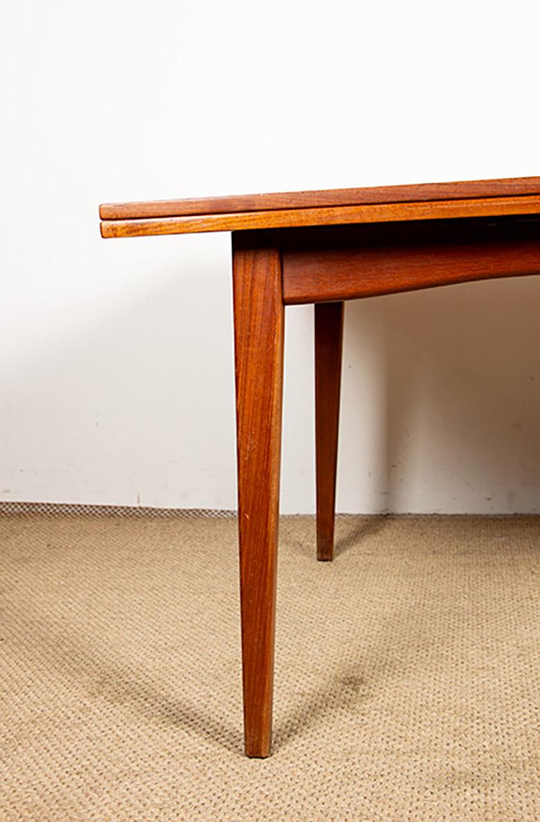 Large Danish extendable teak dining table model 145 by Willy Sigh for Sigh&Son. For Sale 1