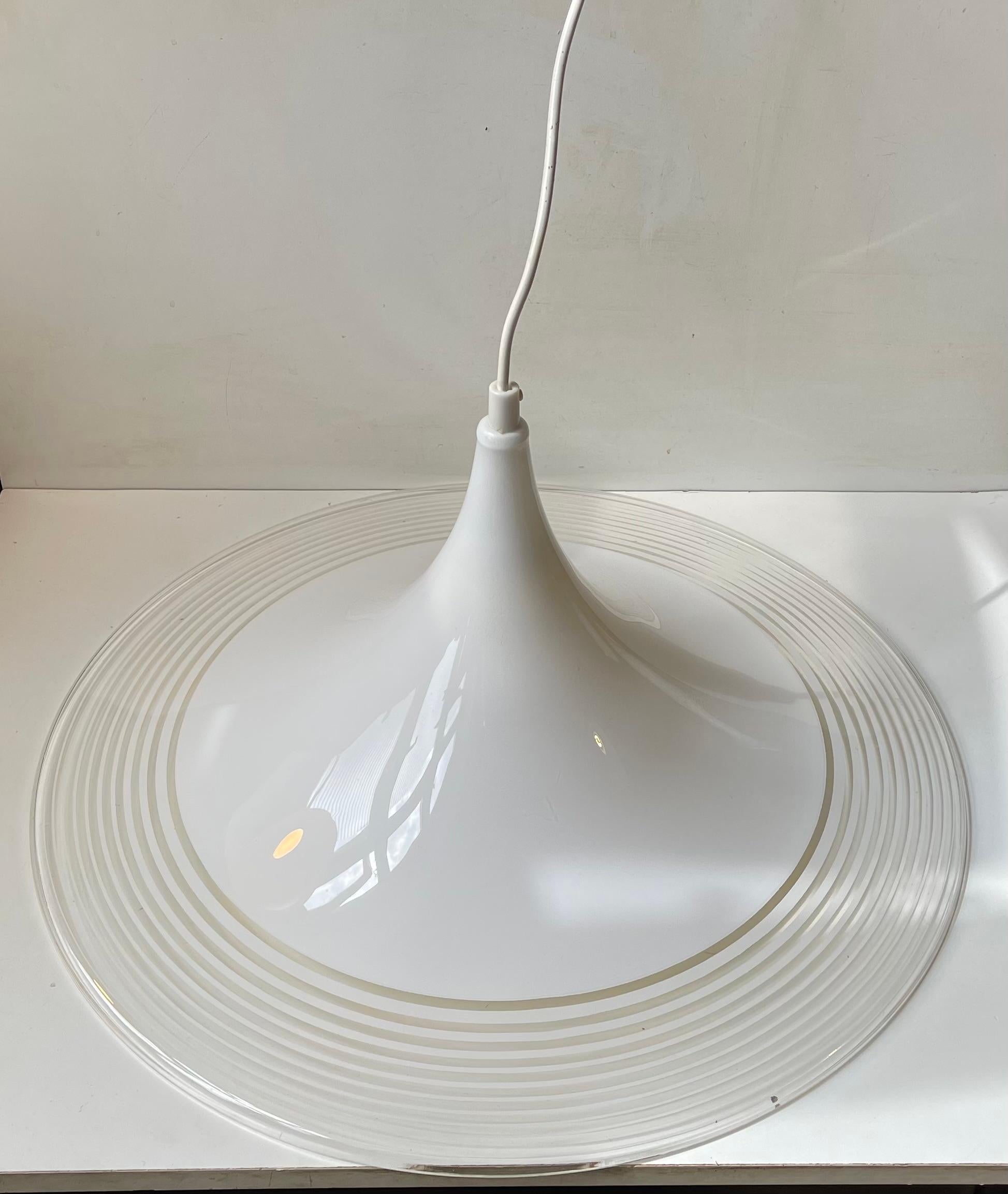 Gran lámpara colgante danesa Flying Saucer de plástico estriado de LB Lyskær, años 70 en Bueno estado para la venta en Esbjerg, DK