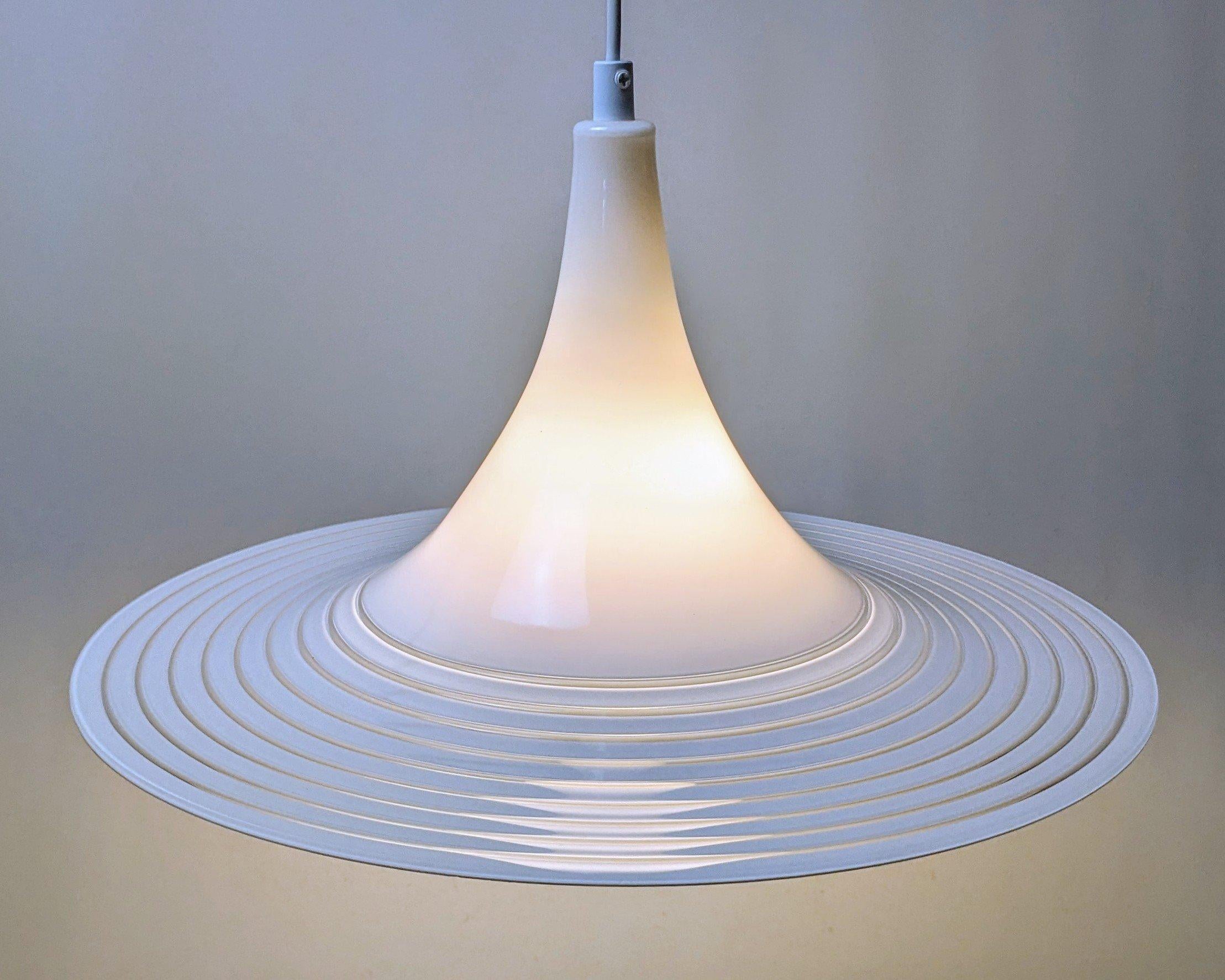 Gran lámpara colgante danesa Flying Saucer de plástico estriado de LB Lyskær, años 70 finales del siglo XX en venta