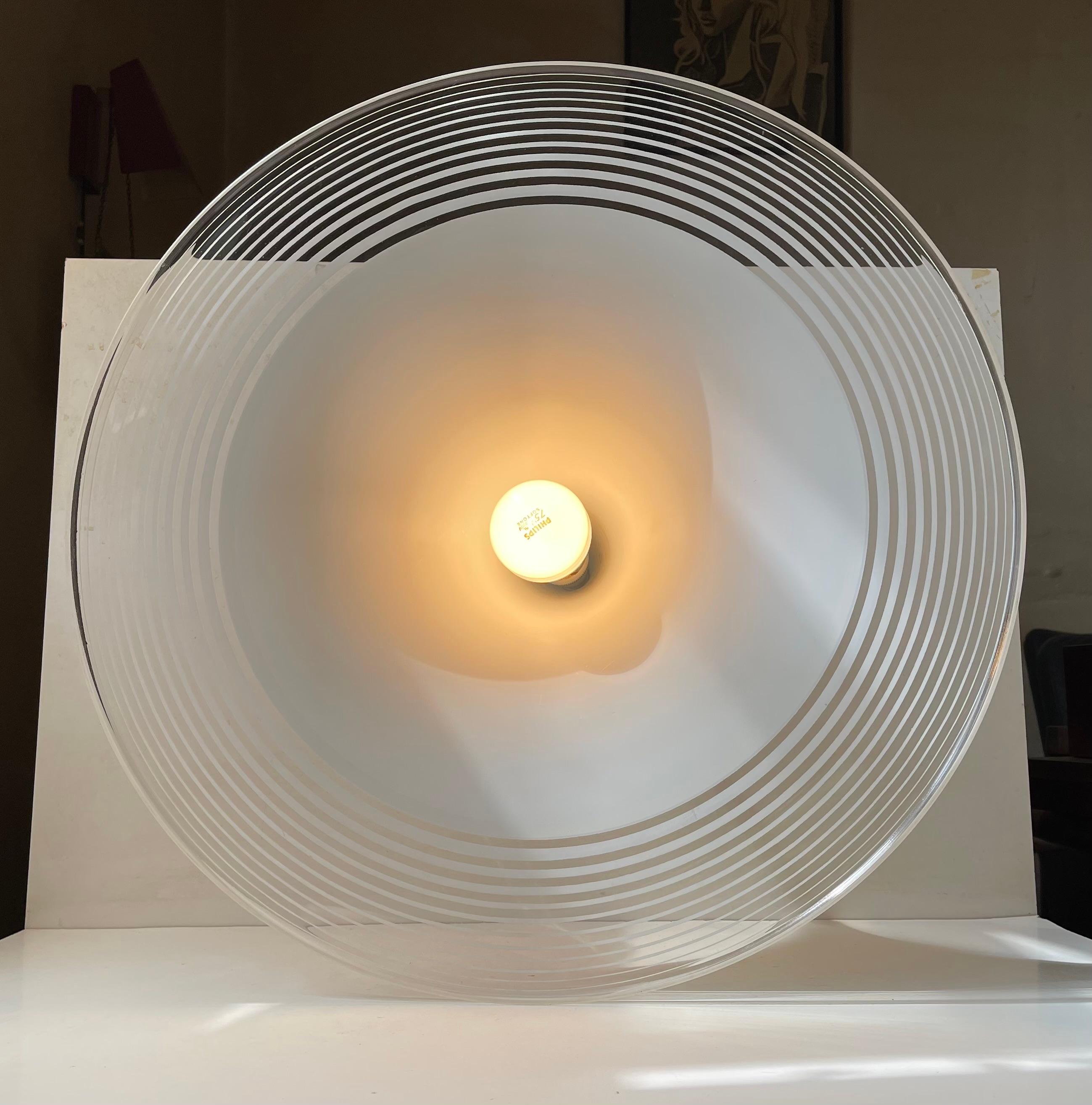 Gran lámpara colgante danesa Flying Saucer de plástico estriado de LB Lyskær, años 70 en venta 2