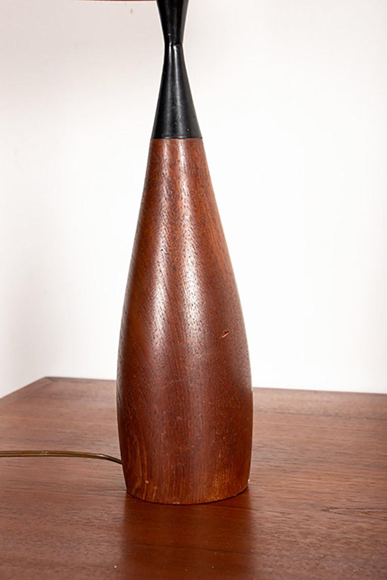 Grande lampada da tavolo danese a forma di chiglia in teak ed ebano di Fog and Morup 1960. in vendita 3