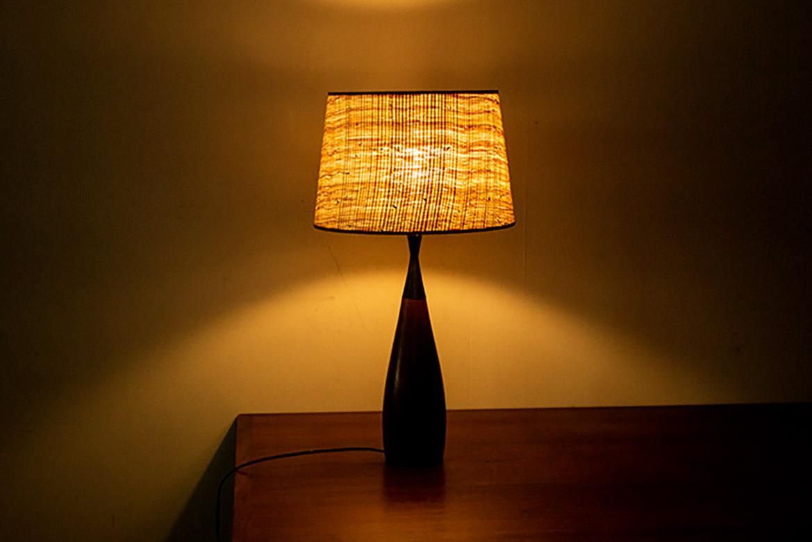 Grande lampada da tavolo danese a forma di chiglia in teak ed ebano di Fog and Morup 1960. in vendita 4