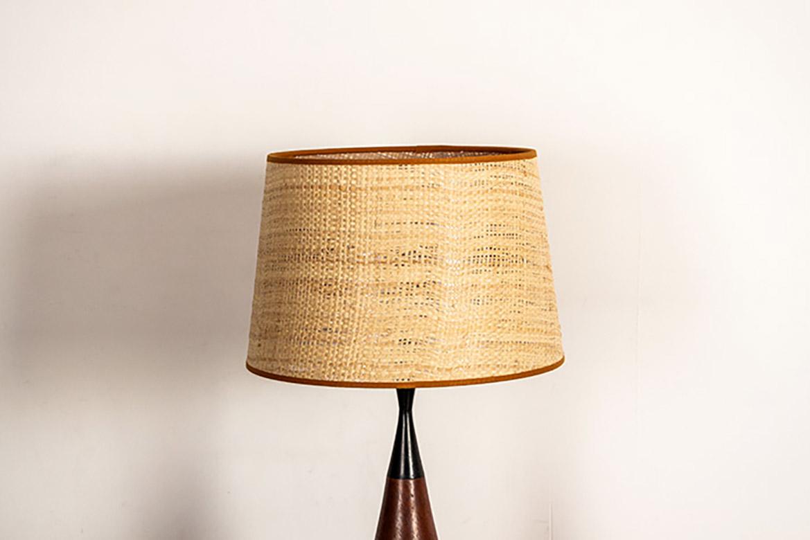 Bellissima lampada da tavolo scandinava. Grande asta in teak rifinita in ebano, forma a birillo e presa a baionetta. Design semplice ed elegante.

Designer: Danese.
Produttore: Fog and Morup.
Origine: Danimarca.
Periodo: 1960.
Condizioni: Ottime