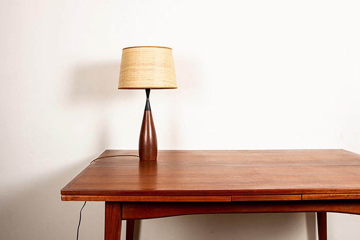 Scandinavo moderno Grande lampada da tavolo danese a forma di chiglia in teak ed ebano di Fog and Morup 1960. in vendita