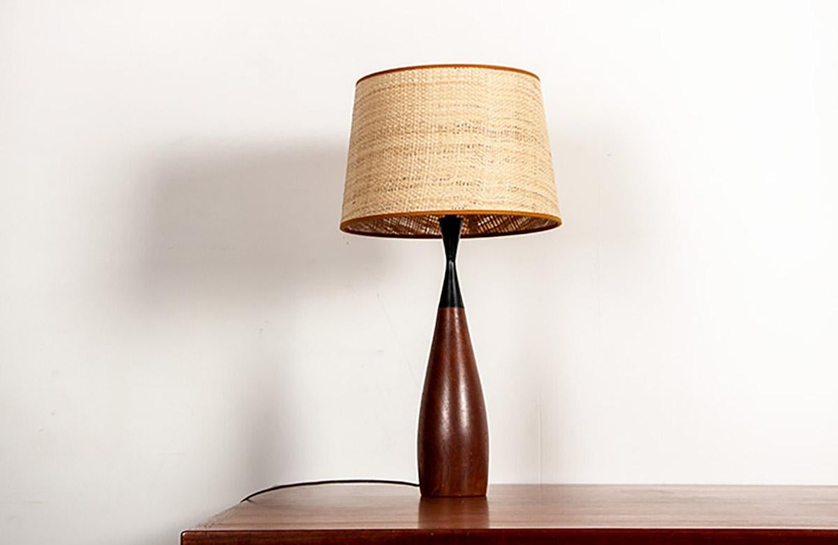 Metà XX secolo Grande lampada da tavolo danese a forma di chiglia in teak ed ebano di Fog and Morup 1960. in vendita
