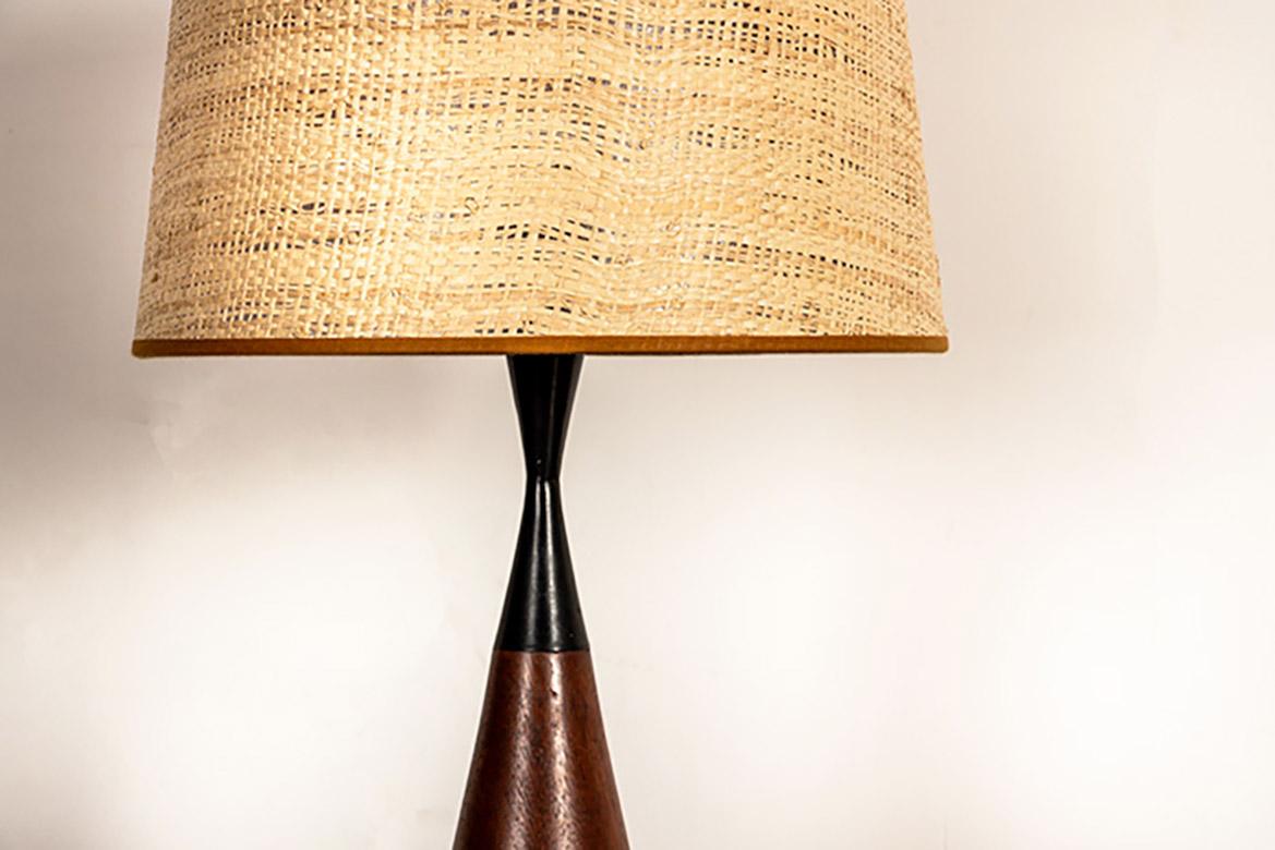 Ebano Grande lampada da tavolo danese a forma di chiglia in teak ed ebano di Fog and Morup 1960. in vendita