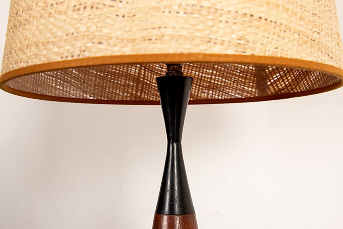 Grande lampada da tavolo danese a forma di chiglia in teak ed ebano di Fog and Morup 1960. in vendita 1