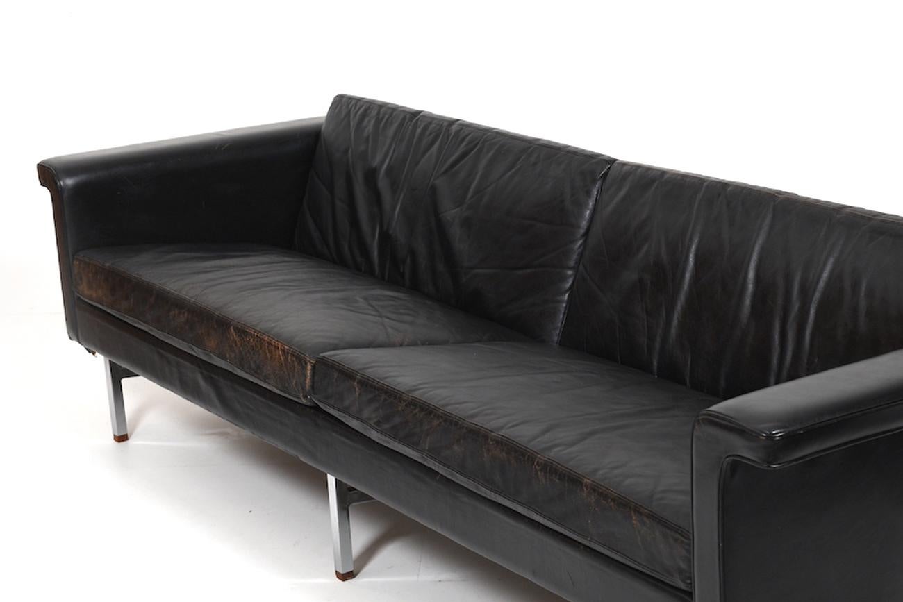 Grand canapé danois en cuir avec pieds chromés et extrémités en teck en vente 4