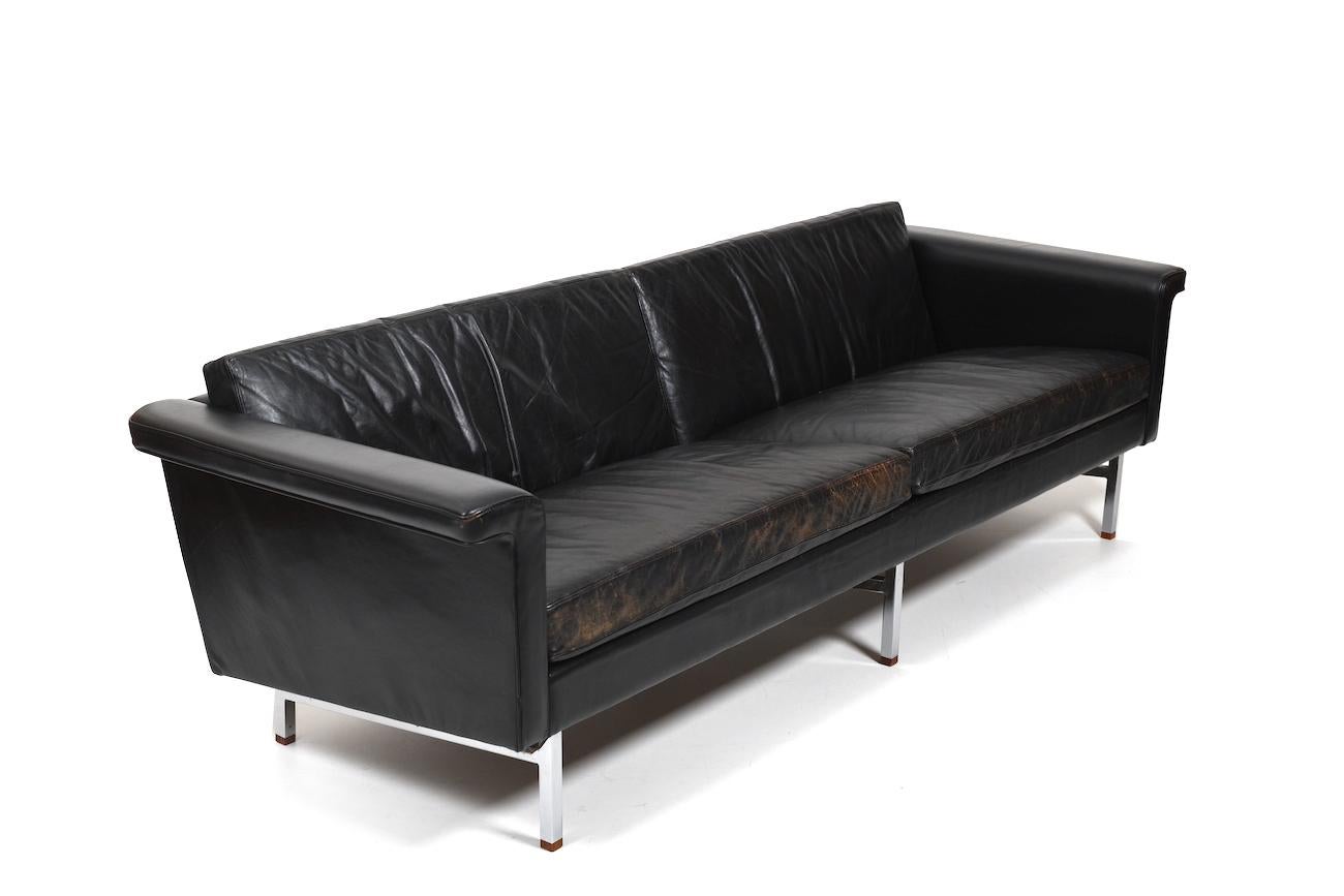 20ième siècle Grand canapé danois en cuir avec pieds chromés et extrémités en teck en vente