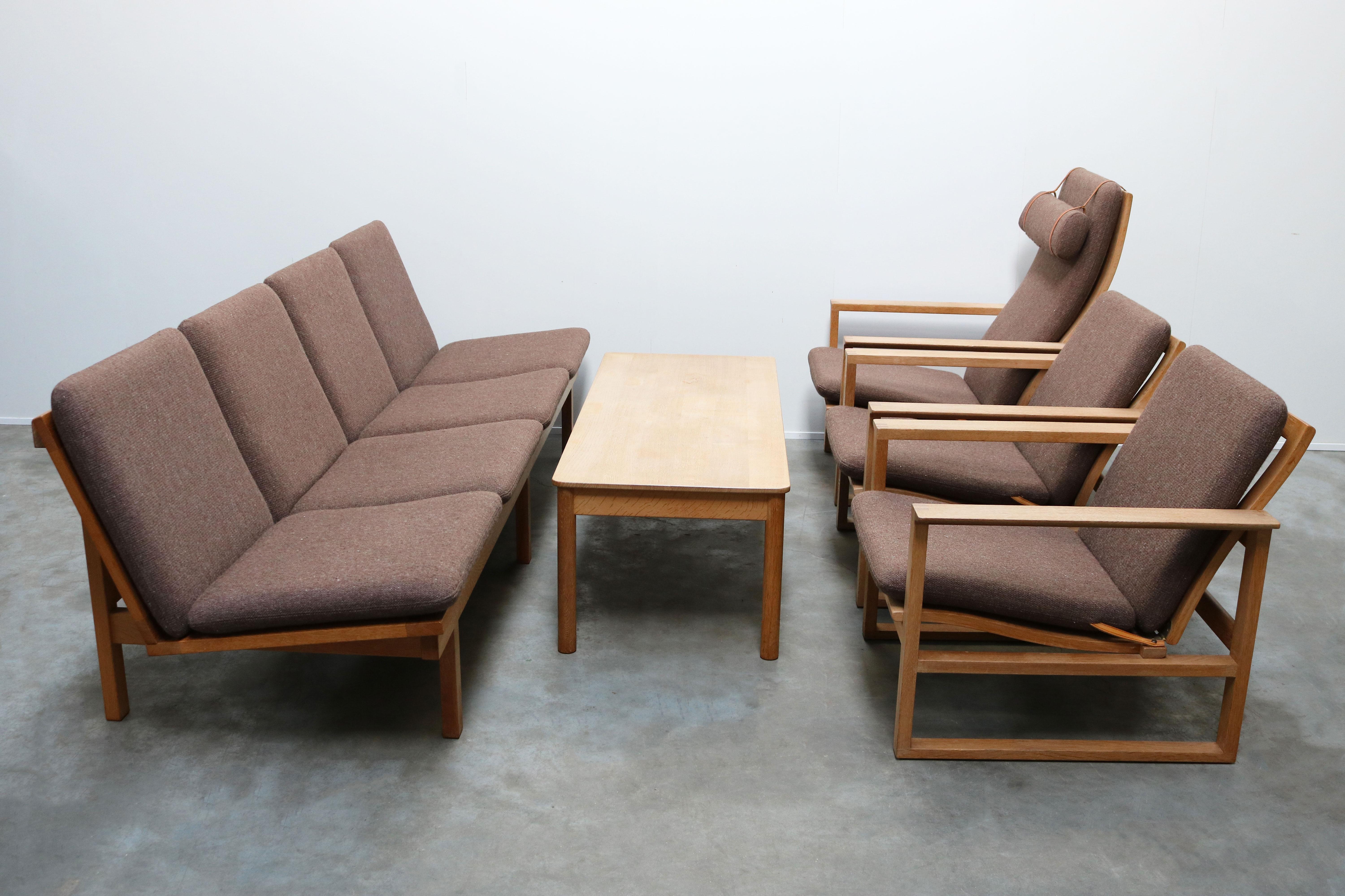 Large 5-piece living room set designed by the famous Danish design grandmaster: Borge Mogensen for Fredericia in the 1950s. The set consist of:
1x Four seat sofa Model: 2219 produced by Fredericia Stolefabrik
2x Lounge chair Model: 2256 produced