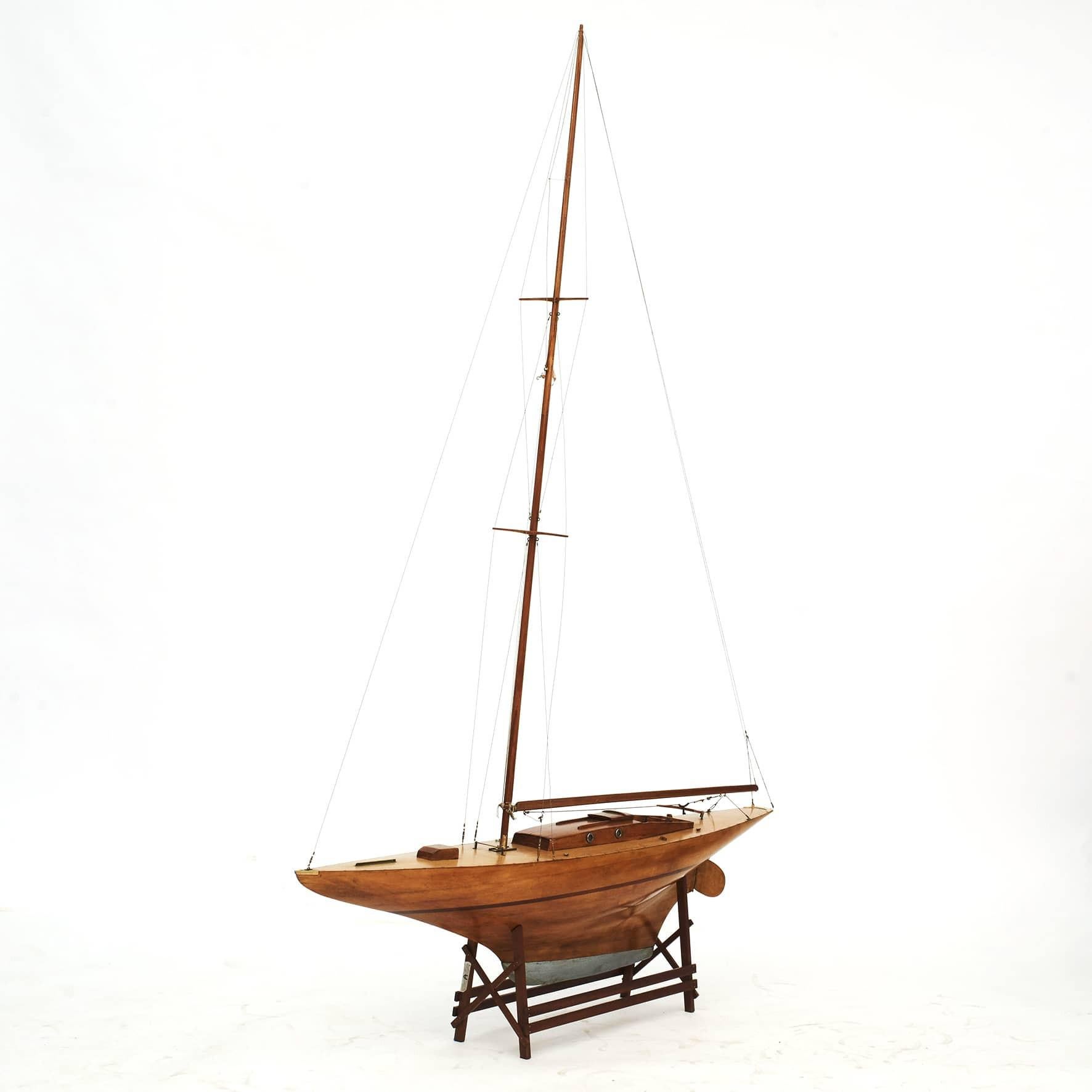 Large elegant wooden pond yacht ship model in maple and mahogany.
High quality, hand-built. Deck fitted with small screws.

Denmark 1920-1930.
Very decorative and beautifully executed.