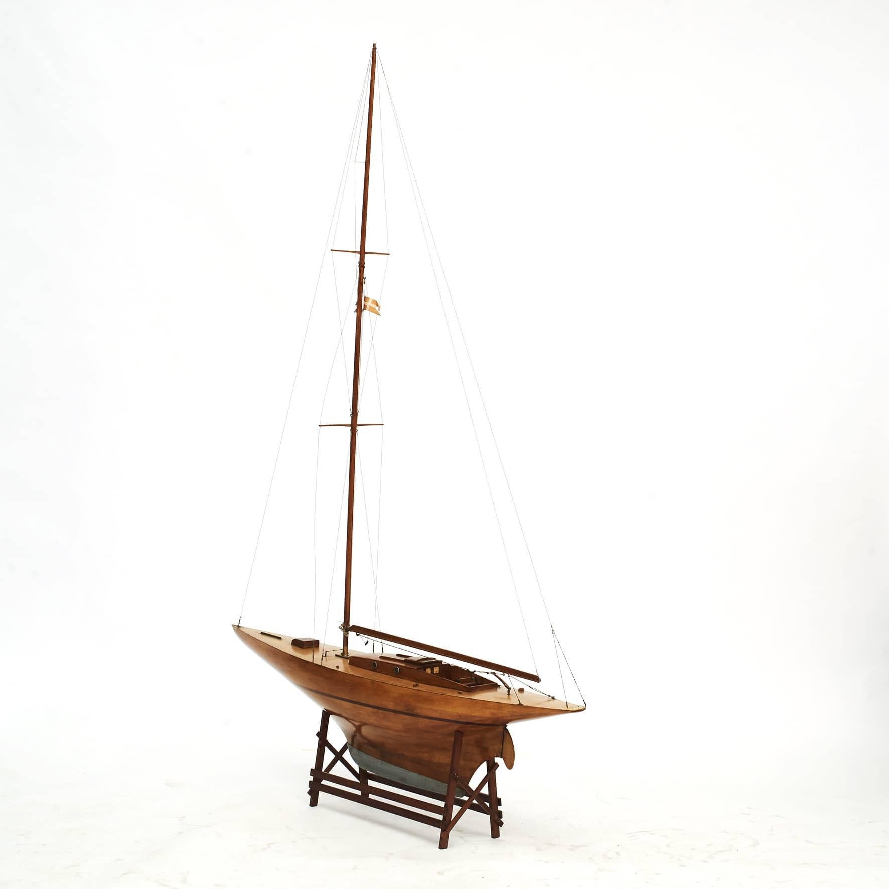 Großes dänisches Yachtschiff-Modell aus Ahorn und Mahagoni für den Teich (Sonstiges) im Angebot
